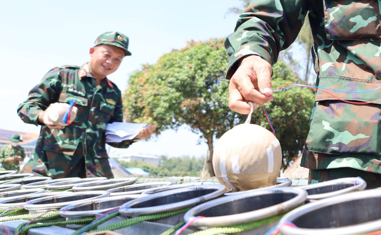 Tính đến thời điểm hiện tại, lực lượng quân đội đang gấp rút hoàn thành trận địa pháo hoa.