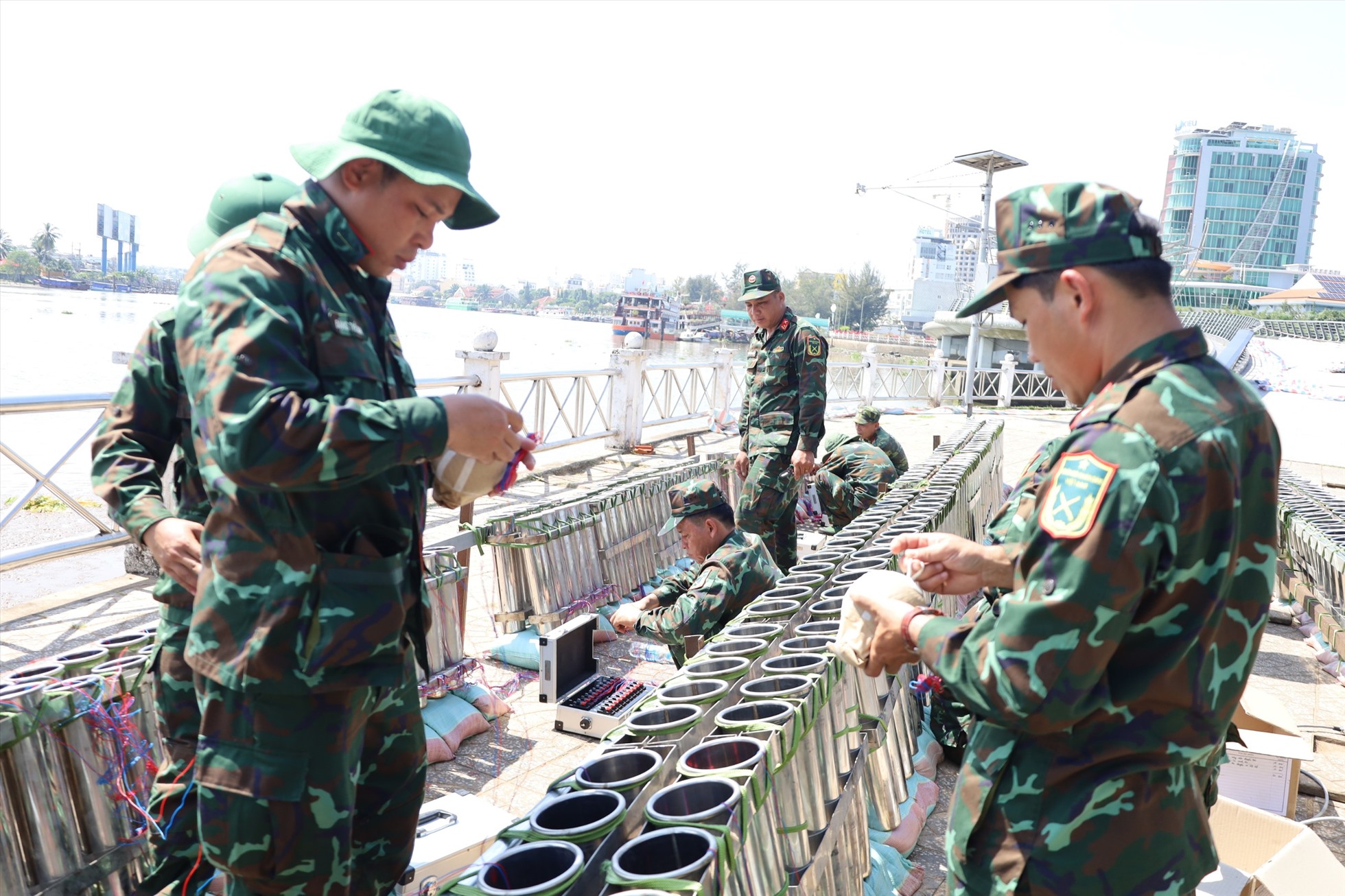 Việc tổ chức bắn pháo hoa Tết Nguyên đán Quý Mão 2023 nhằm tạo không khí vui tươi, phấn khởi cho người dân vui Xuân, đón Tết cổ truyền của dân tộc, góp phần nâng cao đời sống tinh thần, khích lệ nhân dân tích cực lao động sản xuất, phát triển kinh tế, văn hóa, xã hội, đảm bảo quốc phòng – an ninh TP. Cần Thơ năm 2023 và những năm tiếp theo.