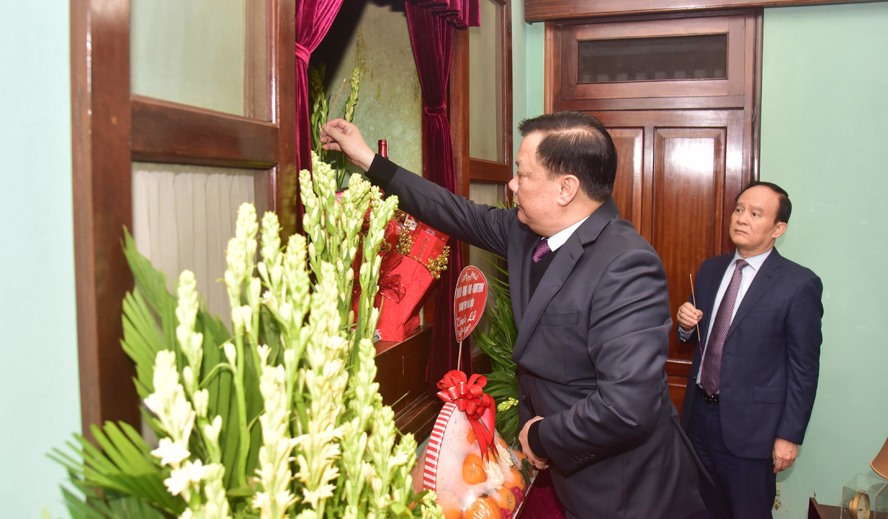 Bí thư Thành ủy Hà Nội Đinh Tiến Dũng dâng hương tưởng niệm Bác Hồ tại Nhà 67 trong Khu Di tích Chủ tịch Hồ Chí Minh tại Phủ Chủ tịch. Ảnh: Viết Thành