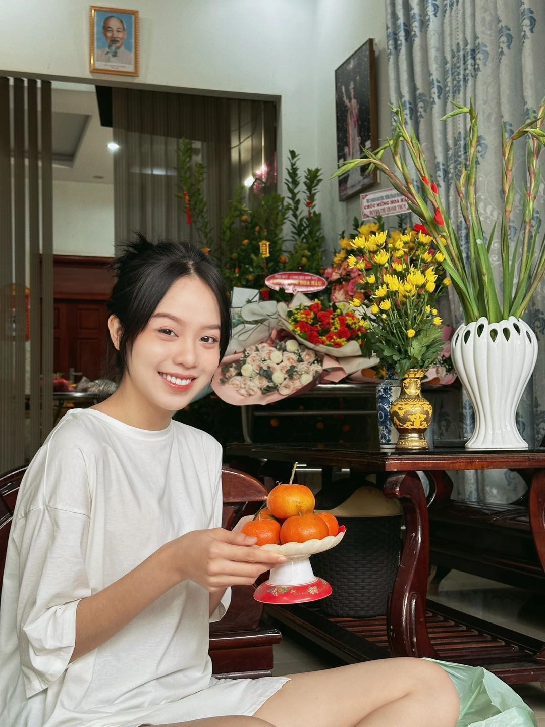 Vừa về quê, Hoa hậu Thanh Thủy đã lao ngay vào bếp phụ mẹ nấu các món ăn để cúng lễ.