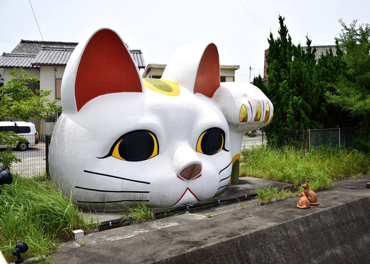 Tượng mèo khổng lồ bên đường Maneki Neko ở thành phố Tokoname, Aichi, Nhật Bản. Ảnh: Asturio Cantabrio/Creative Commons