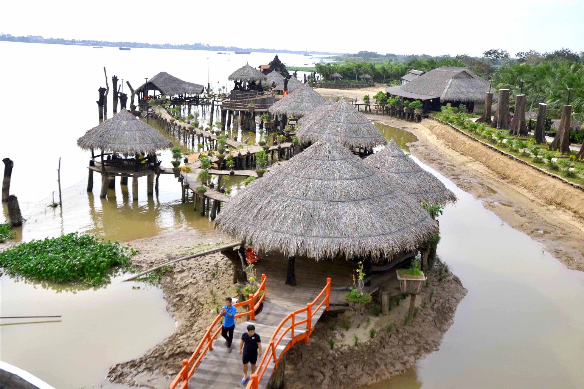 Tận dụng gỗ trầm thuỷ tích luỹ từ nhiều năm làm việc trên nhiều tuyến sông, chủ nhân tạo ra những cung đường trên mặt nước với những ngôi thuỷ tạ đẹp mắt. Ảnh: Lâm Điền