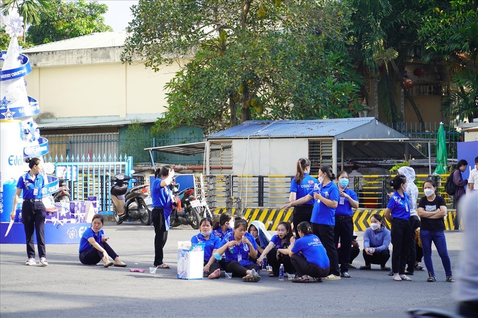 Nhân viên siêu thị Co.opmart Biên Hoà (Đồng Nai) ngừng việc sáng ngày 15.12. Ảnh: Hà Anh Chiến