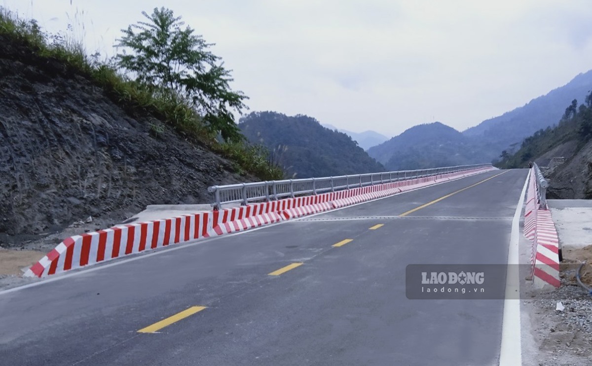 Dự án đầu tư, cải tạo, kiên cố hóa các công trình phòng hộ, thoát nước và chỉnh lý hướng tuyến tránh các đoạn sụt trượt trên Quốc lộ 12 hoàn thành cũng khiến cho việc di chuyển từ TP Điện Biên Phủ - TX Mường Lai - Lai Châu được thuận tiện hơn.