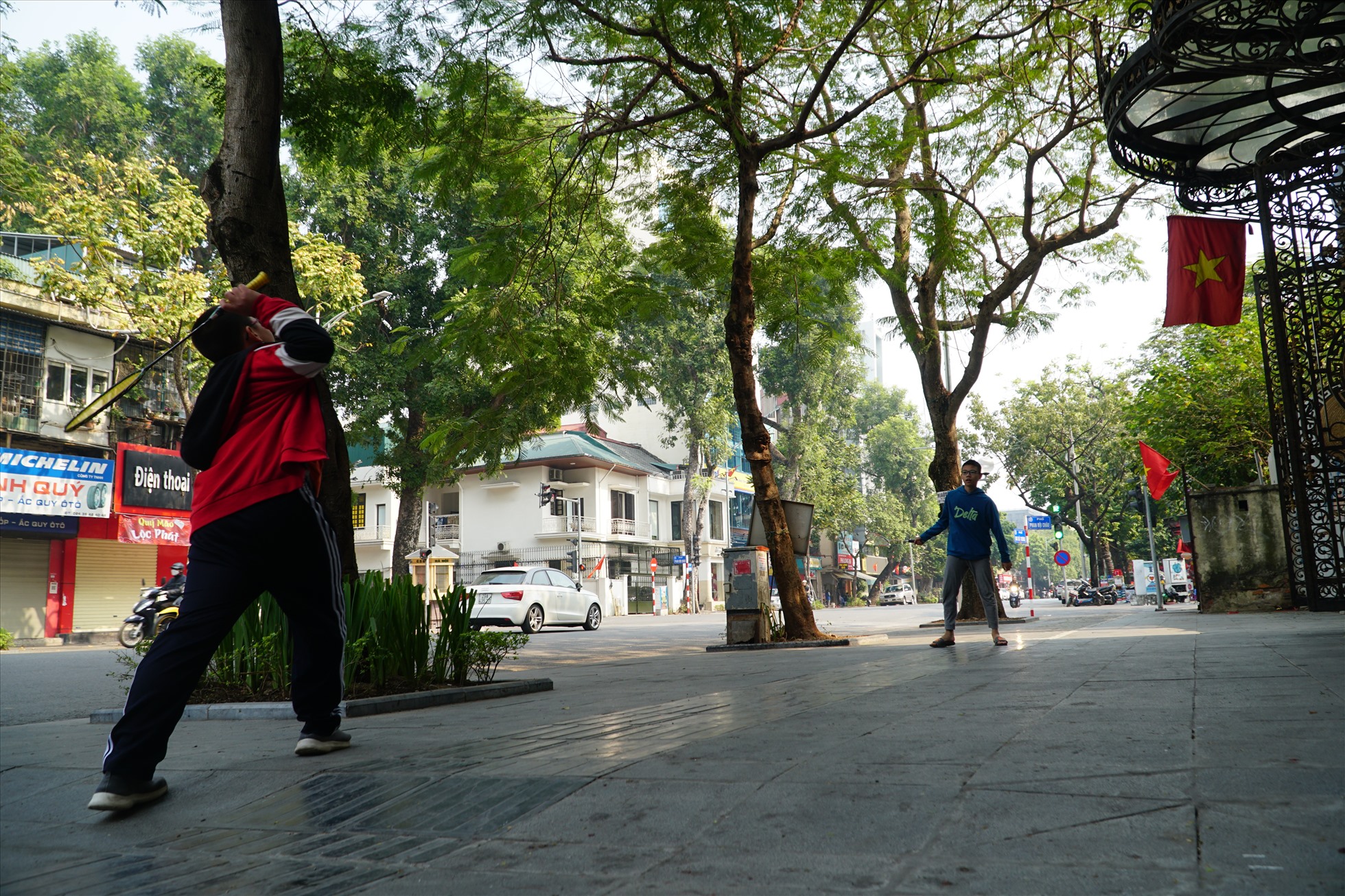 Em Trần Đức Huy học sinh trường THCS Hoàn Kiếm chia sẻ: “Hôm nay đường thông thoáng hơn hẳn, chúng cháu có thể chơi cầu lông trên vỉa hè mà không quá lo lắng về xe cộ đi lại“.