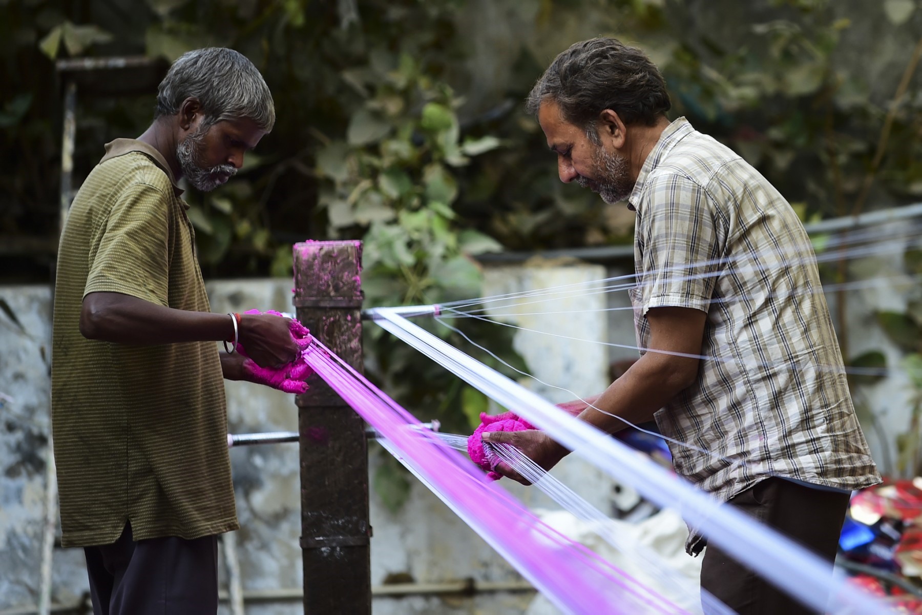 Dây diều được sản xuất trước lễ hội diều Uttarayan ở Ahmedabad, Ấn Độ. Ảnh: AFP