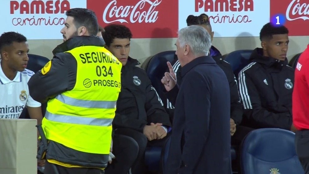 Ancelotti nhắc Rodrygo chào khi bước vào sân