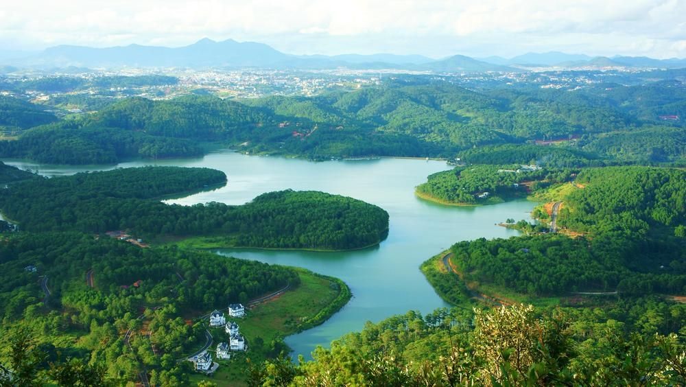 Hồ Tuyền Lâm thơ mộng. Ảnh: SAM Tuyen Lam Resort