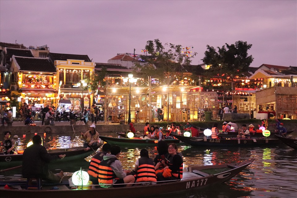 Nhiều du khách chọn đi thuyền trên sông Hoài để thưởng ngoạn cảnh đẹp của phố cổ.