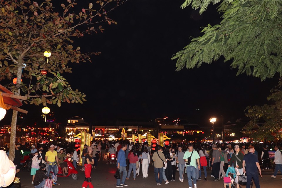 Hàng trăm du khách đổ về phố cổ Hội An để đón năm mới.