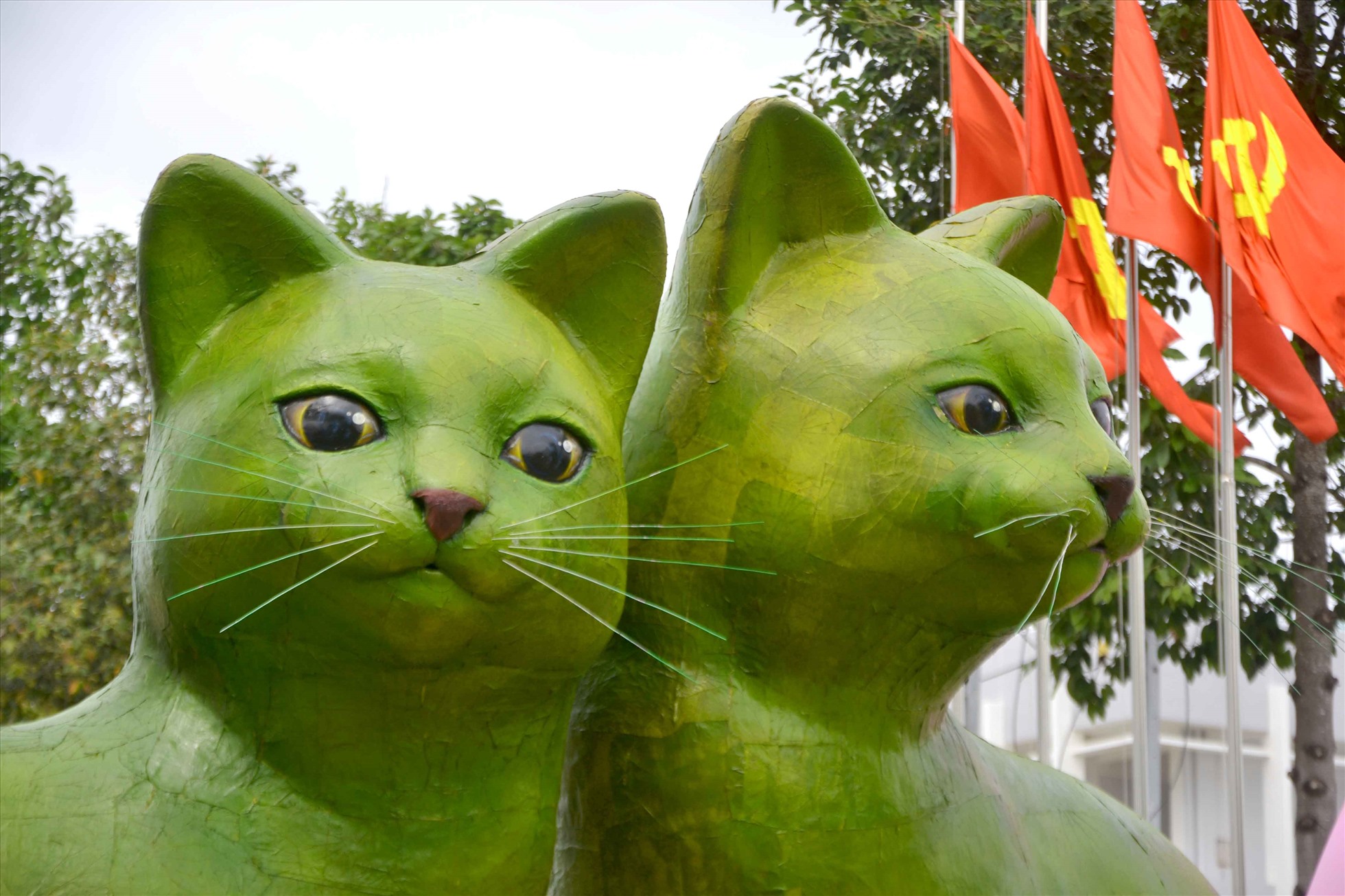 Dù được chế tác từ lá sen đã sấy khô, nhưng cặp đôi mèo có gương mặt khá tươi tắn, sống động. Ảnh: Lục Tùng