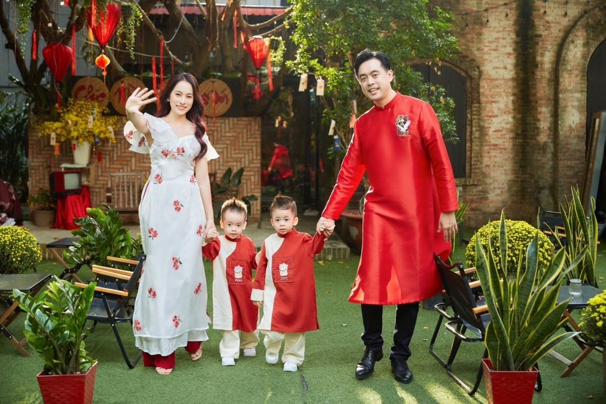 Nhạc sĩ Dương Khắc Linh và vợ - ca sĩ Sara Lưu - đưa các con đi sắm sửa, chụp ảnh lưu lại kỷ niệm trước thềm năm Quý Mão. Họ dạo phố, cảm nhận không khí những ngày giáp Tết.