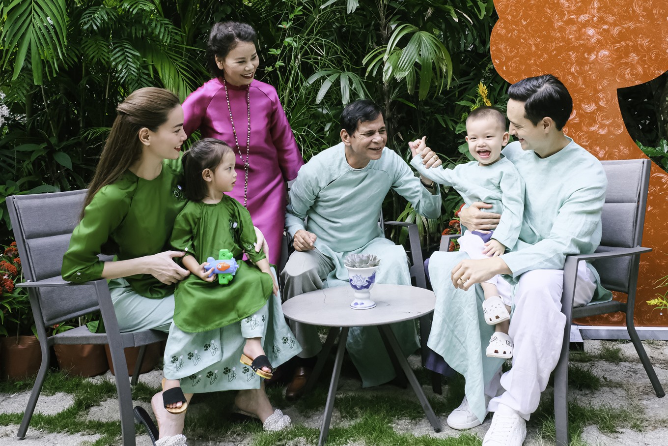 Gia đình Hồ Ngọc Hà - Kim Lý thực hiện bộ ảnh xuân những ngày Tết cổ truyền. Ca sĩ diện cho con trai Leon (trái) và bé Lisa tà áo truyền thống. Ngoài ra, cả hai còn đưa các con đi chùa Pháp Tánh ở Cần Giuộc (Long An) cầu bình an, lì xì, chúc Tết cho các em nhỏ ở mái ấm An Lạc.