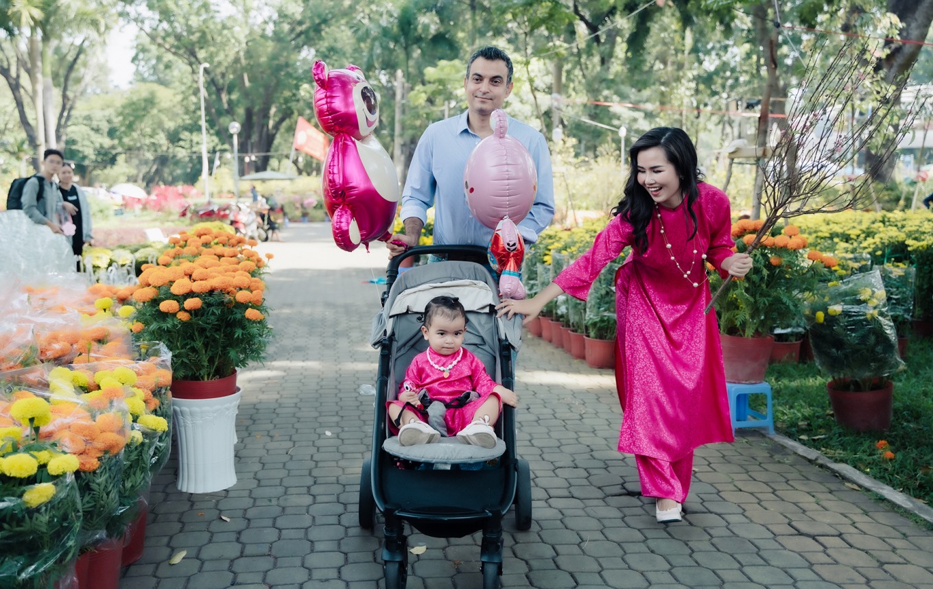 Võ Hạ Trâm diện áo dài hồng cùng tông con gái. Cô cho biết sau hai năm dịch, lần đầu bé Moon du xuân cùng bố mẹ.