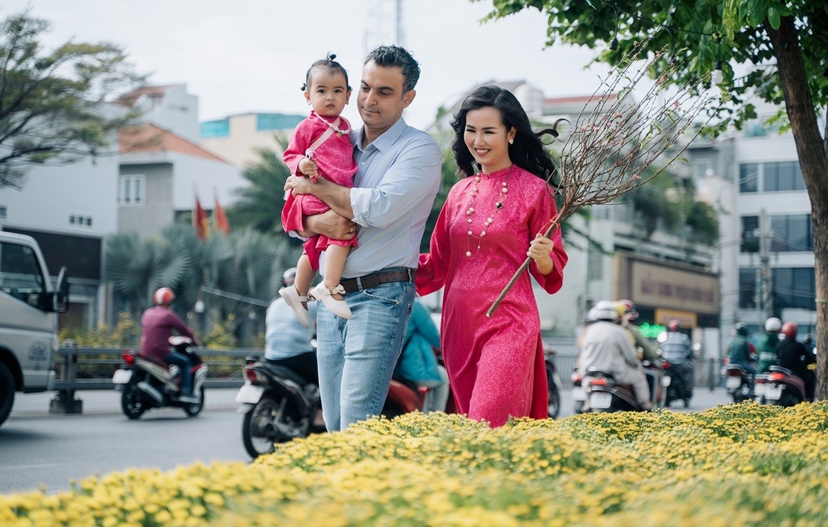Gia đình cô cùng đến công viên Gia Định (Gò Vấp) ngắm các loại hoa, lựa cành đào chưng Tết. Nữ ca sĩ quyết định đón năm mới trong nước, thay vì Ấn Độ vì thời tiết quê chồng đang lạnh, sợ ảnh hưởng đến sức khỏe của con gái. Năm nay, cô lên kế hoạch về quê chồng thực hiện dự án âm nhạc world music, ra mắt vào tháng 4.