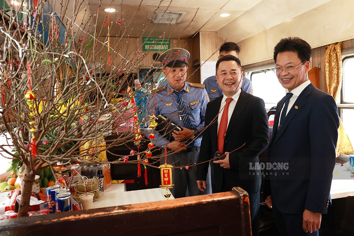 Cũng trong chiều ngày 30 Tết, ông Nguyễn Ngọc Cảnh, Phó chủ tịch Uỷ ban quản lý vốn Nhà nước tại doanh nghiệp cùng lãnh đạo ngành đường sắt đã đến chúc tết cán bộ công nhân tại ga Hà Nội.