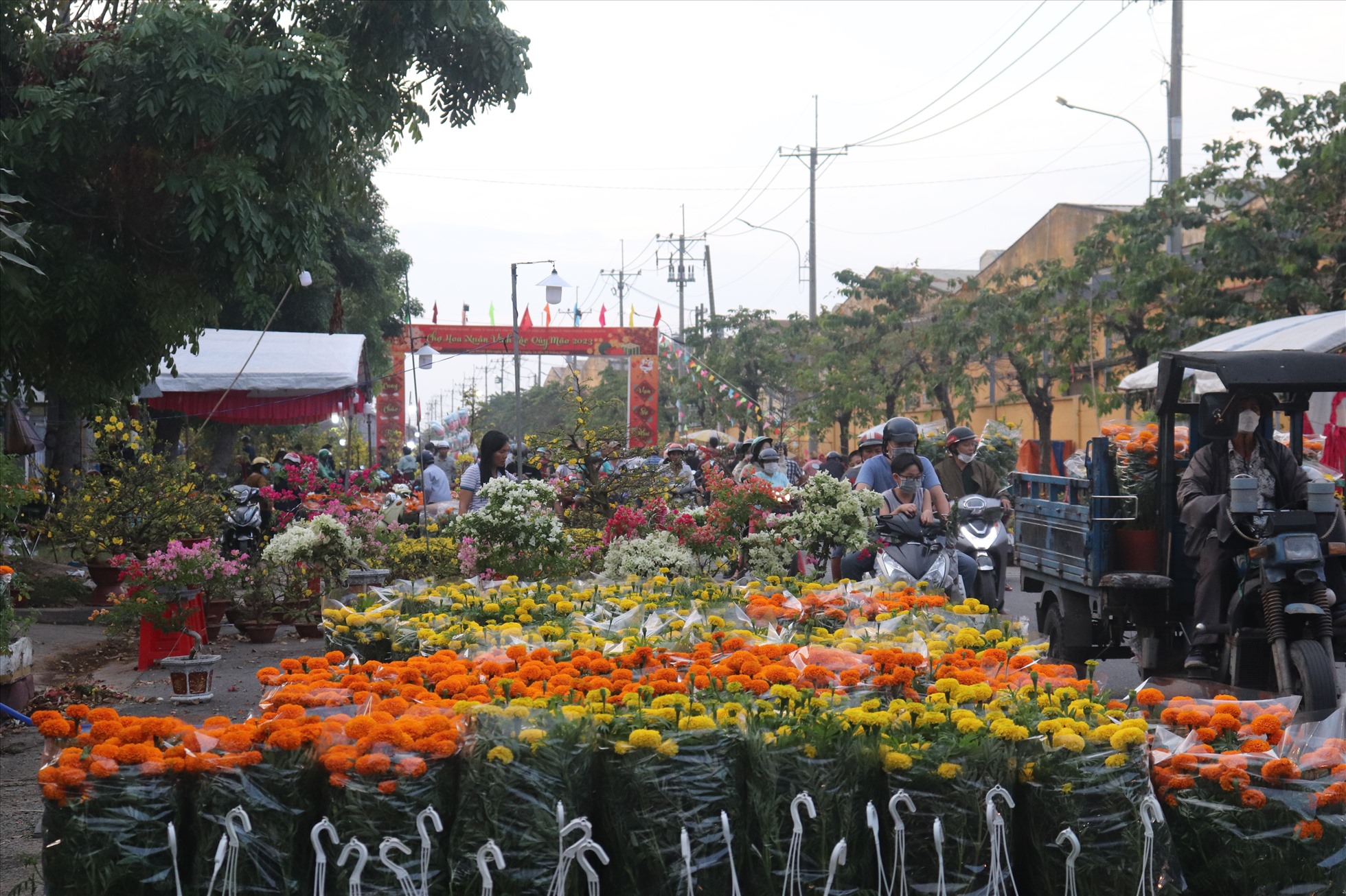 Lượng khách đổ về chợ hoa xuân Vình Lộc chiều 30 Tết rất đông đúc - Ảnh: Ngọc Duy