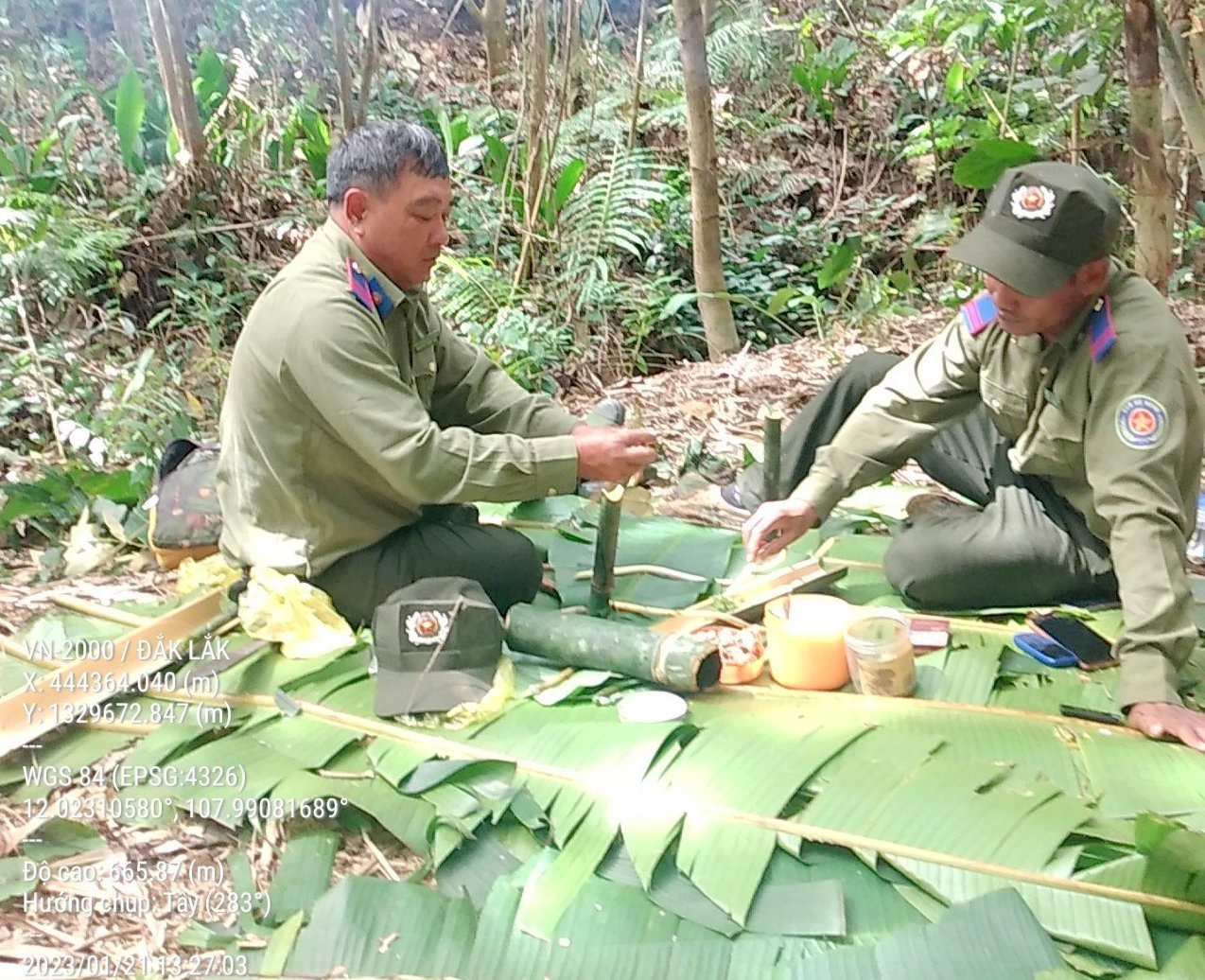 Bữa cơm đạm bạc giữa rừng của lực lượng quản lý bảo vệ rừng ở Đắk Nông. Ảnh: Tây Nguyên