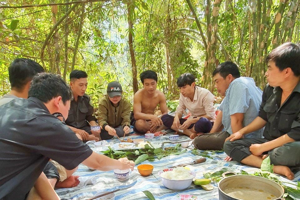 Bữa cơm giữa rừng. Ảnh: Tây Nguyên