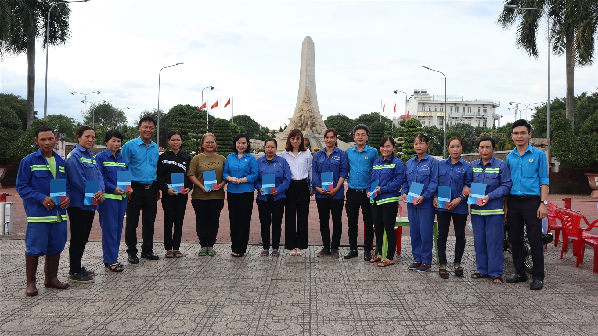 LĐLĐ tỉnh Bình Phước trao hỗ trợ cho công nhân vệ sinh trước đêm giao thừa. Ảnh: Dương Hinh