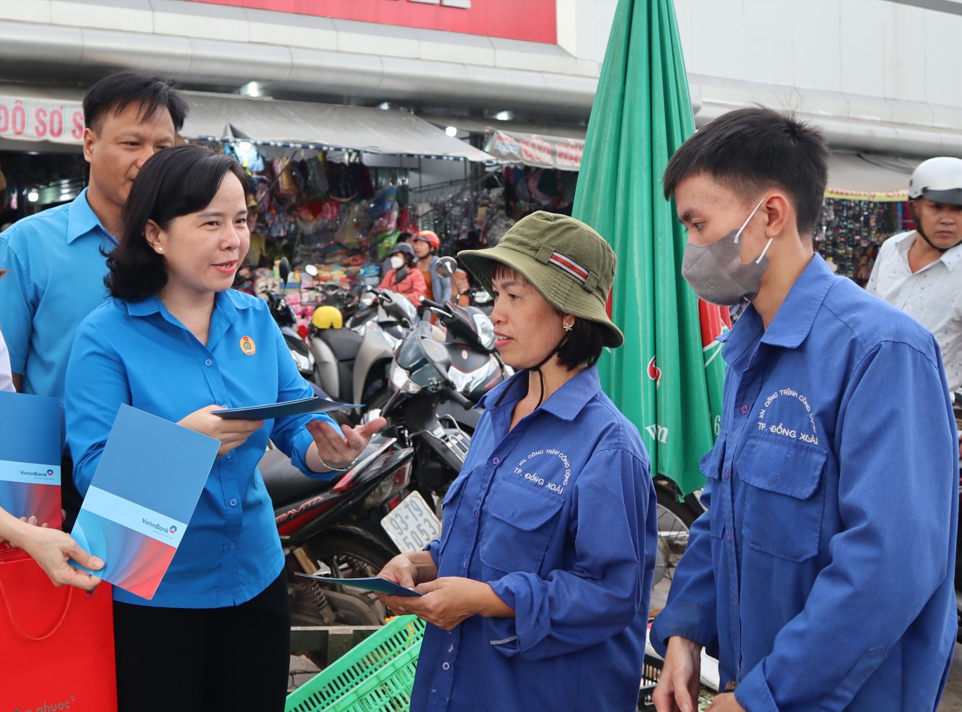 LĐLĐ tỉnh Bình Phước trao hỗ trợ cho công nhân vệ sinh trước đêm giao thừa. Ảnh: Dương Hinh