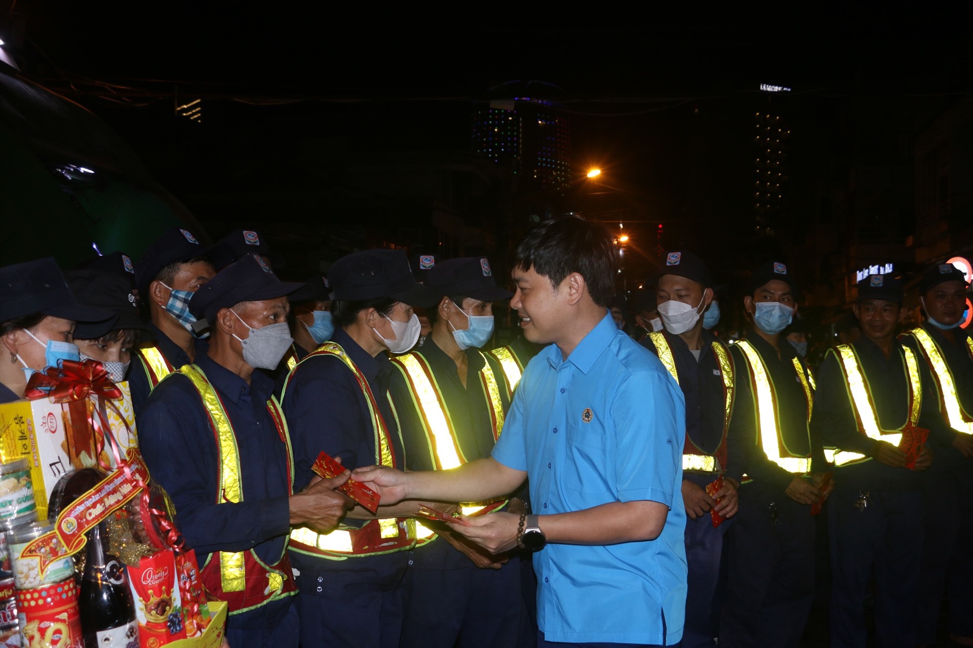 Tết muôn công đoàn đến với công nhân vệ sinh làm việc tại Chợ Xóm Mới. Ảnh: Phương Linh