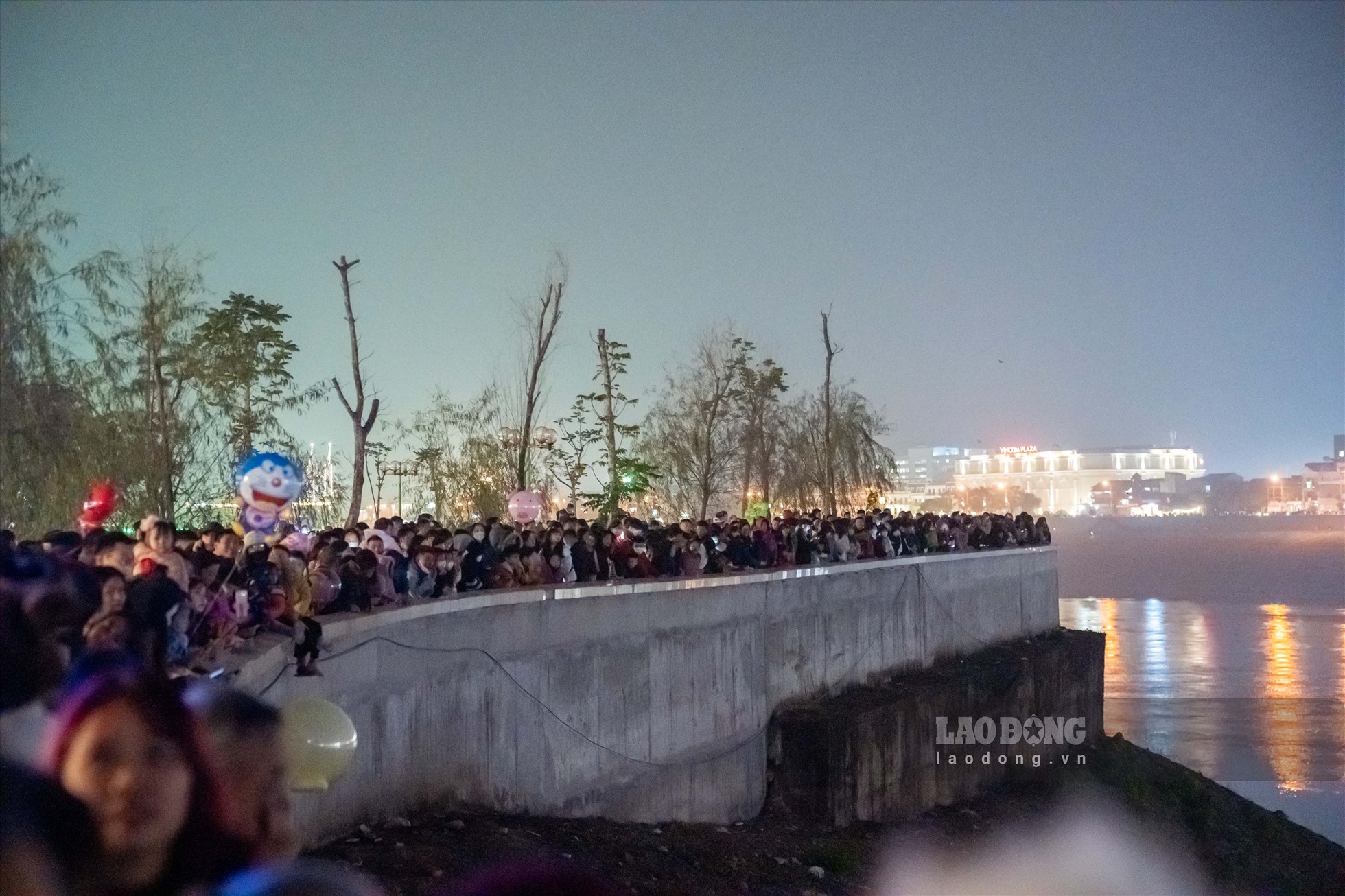 Dọc 2 bên bờ sông Đà, người dân đổ xô nhau đến thưởng thức màn lễ hội ánh sáng để chia tay năm 2022.