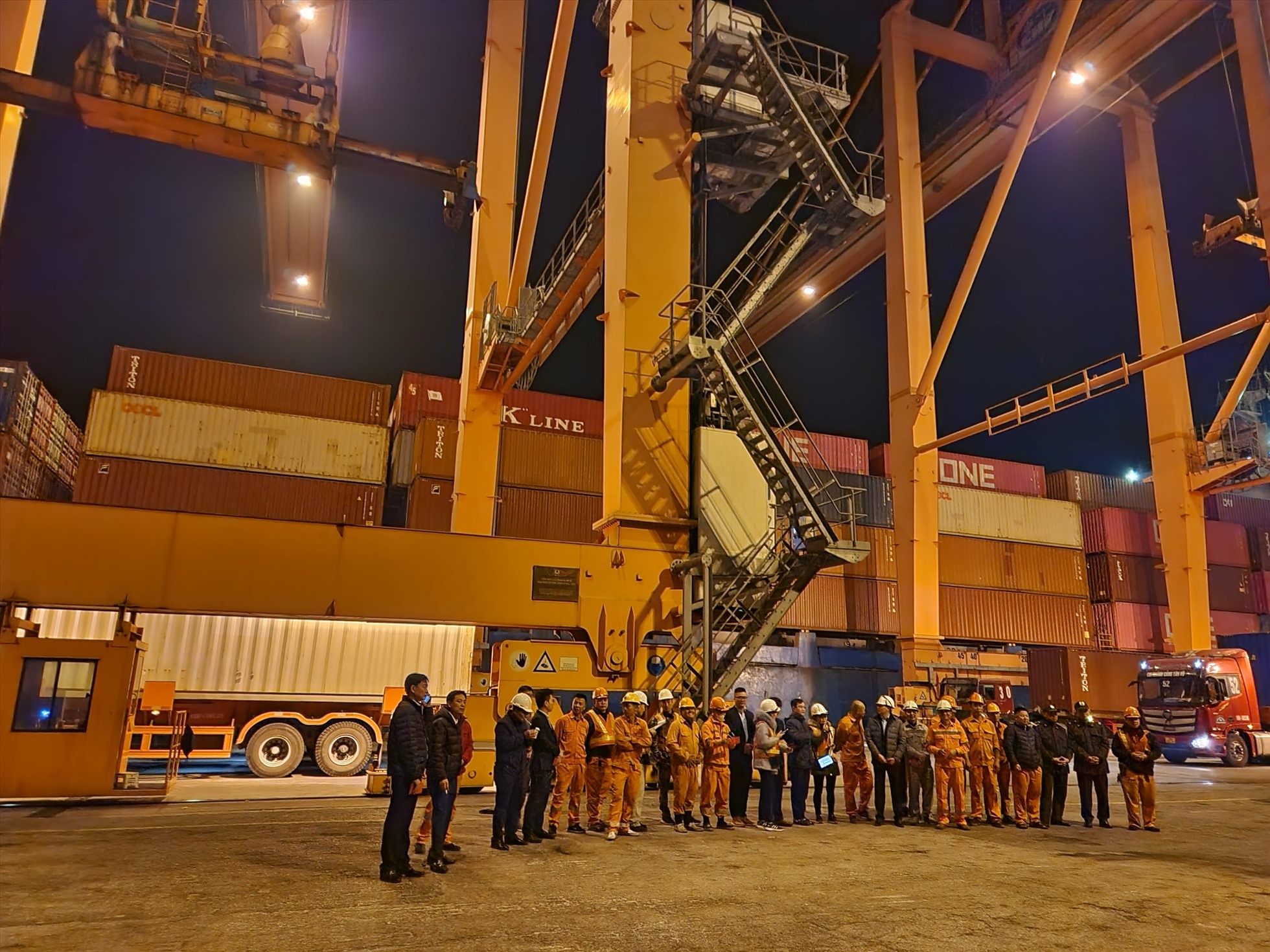 Hơn 50 công nhân của Chi nhánh Cảng Tân Vũ làm việc đến giao thừa để kịp xếp dỡ lô hàng xuất khẩu cho tàu Iseaco Wisdom . Ảnh: Đỗ Đông