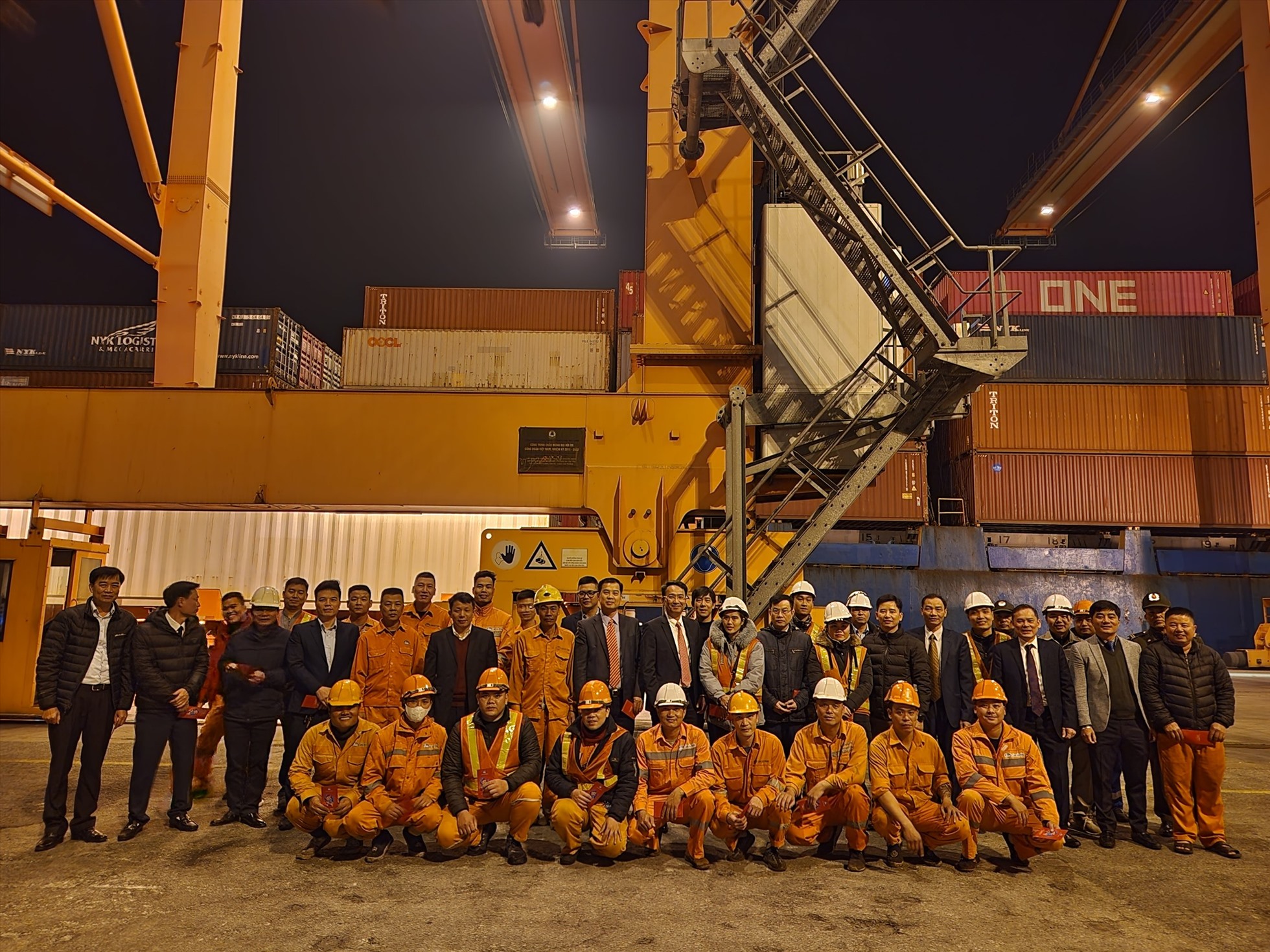 Lãnh đạo Công ty và Công đoàn chụp ảnh lưu niệm với công nhân Chi nhánh Cảng Tân Vũ. Ảnh: Đỗ Đông