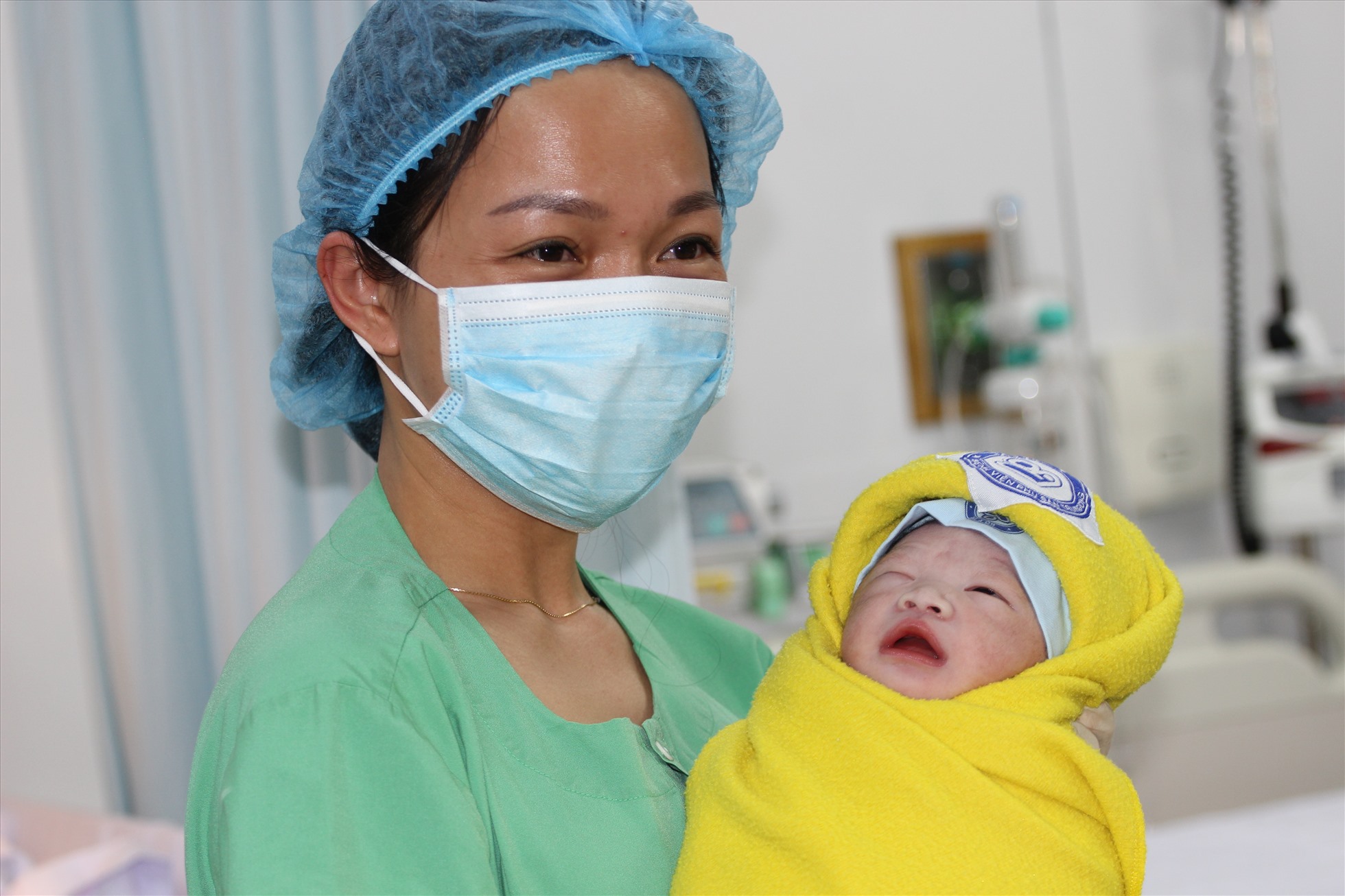 Các nhân viên y tế hạnh phúc, vui mừng khi được chào đón các bé sinh ra vào đêm Giao thừa 2023. Ảnh: Thùy Linh
