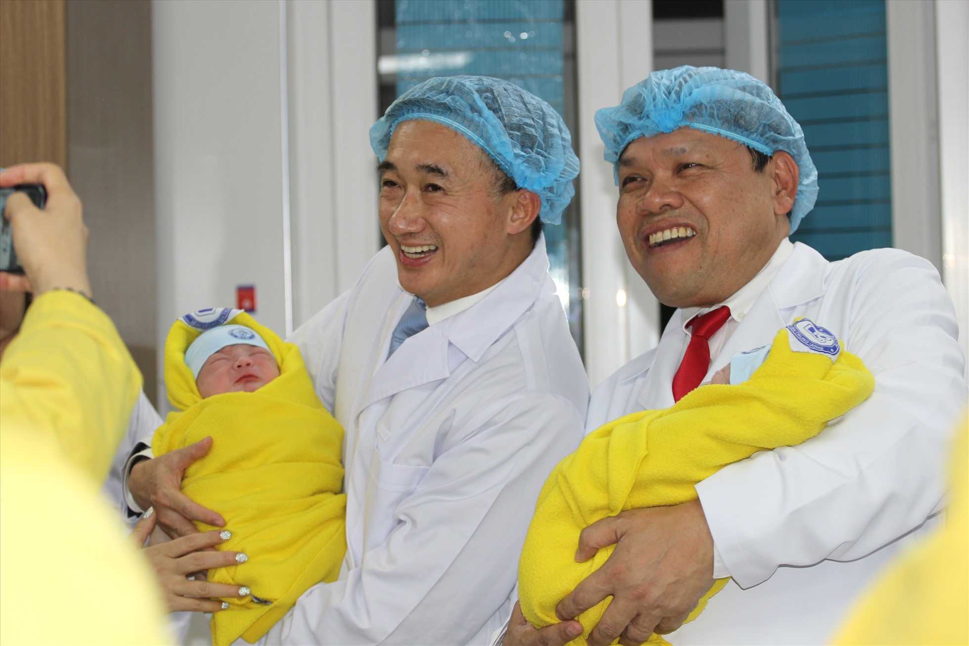 Thứ trưởng Bộ Y tế Trần Văn Thuấn và Giám đốc Bệnh viện Phụ sản Trung ương đón những em bé ra đời trong thời khắc chuyển giao năm cũ và năm mới. Ảnh: Thùy Linh