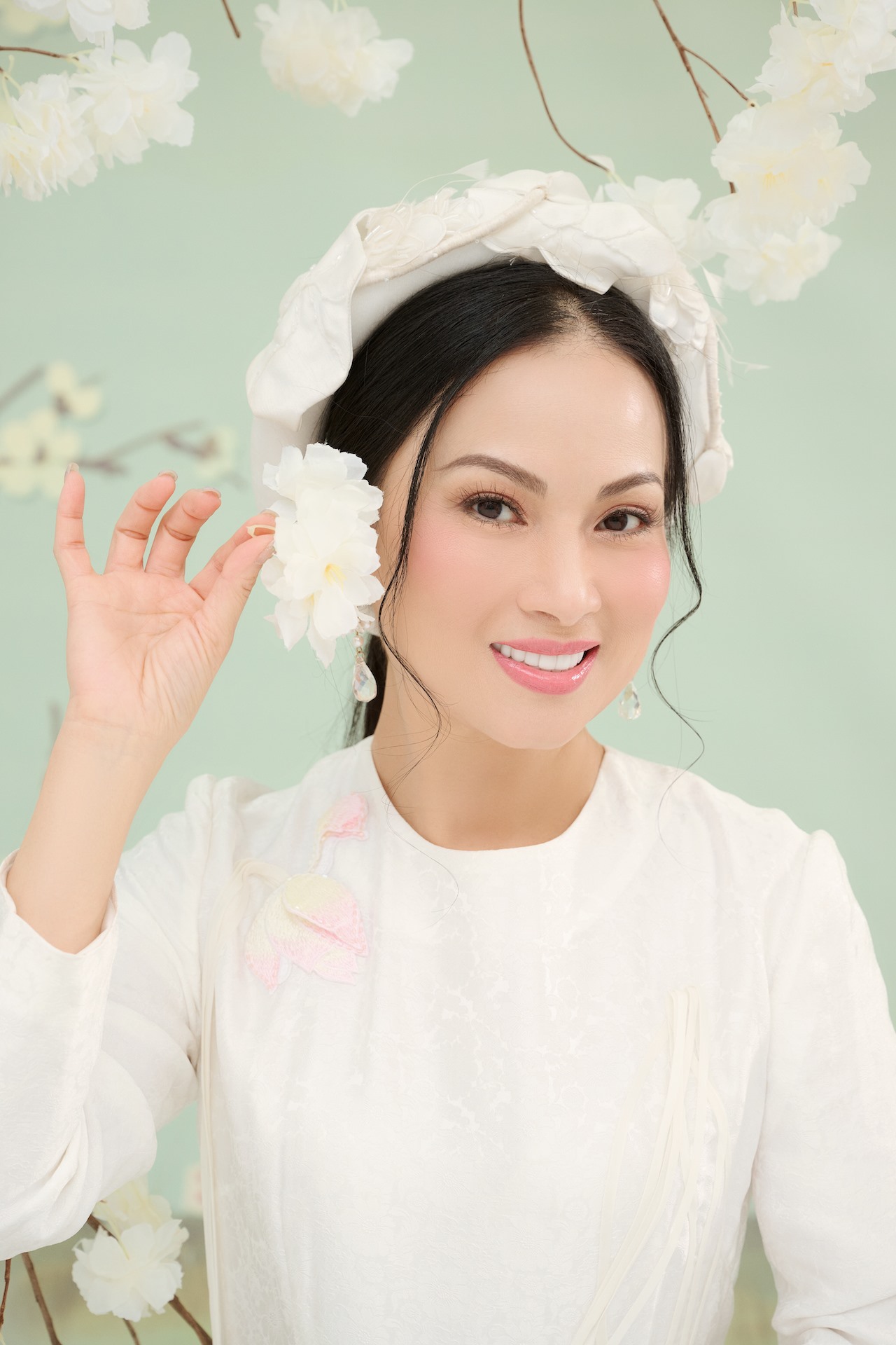 Trong bộ ảnh, Hà Phương lựa chọn những bộ áo dài truyền thống với tone màu trắng với thiết kế đơn giản nhất. Trong trang phục áo dài, nữ ca sĩ khoe trọn vóc dáng thon gọn đáng ngưỡng mộ với vòng eo “con kiến” và sự thanh khiết, dịu dàng.