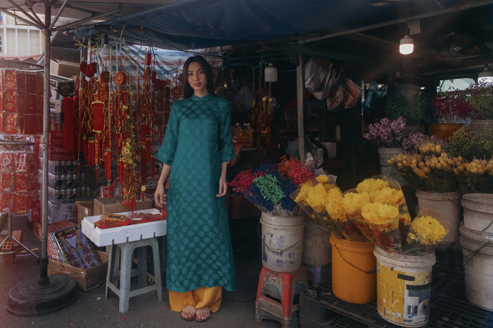 Thùy Tiên dạo quanh những con đường ở TPHCM trong dịp năm mới với trang phục áo dài truyền thống.