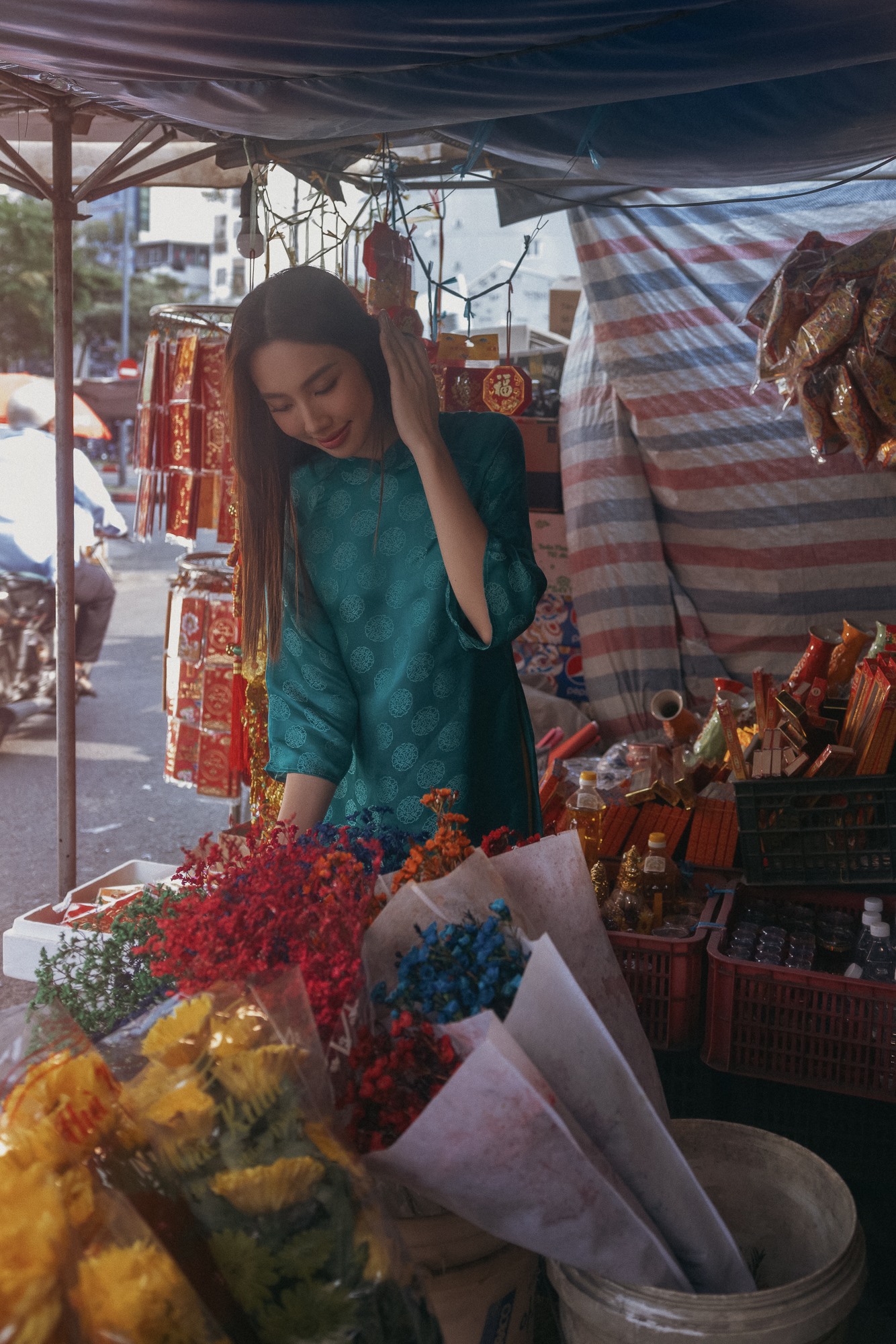 Cùng với đó cô cũng chia sẻ thêm: “Dù không quá hoành tráng như nhiều bộ ảnh từng thực hiện nhưng đây là bộ ảnh mà Thùy Tiên rất thích.