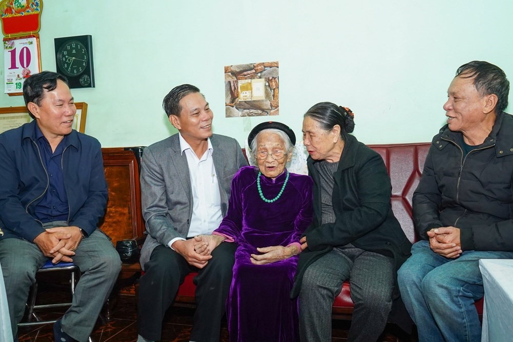 Chủ tịch UBND TP Hải Phòng Nguyễn Văn Tùng tặng quà Tết năm 2023 cho người cao tuổi. Ảnh: Đàm Thanh