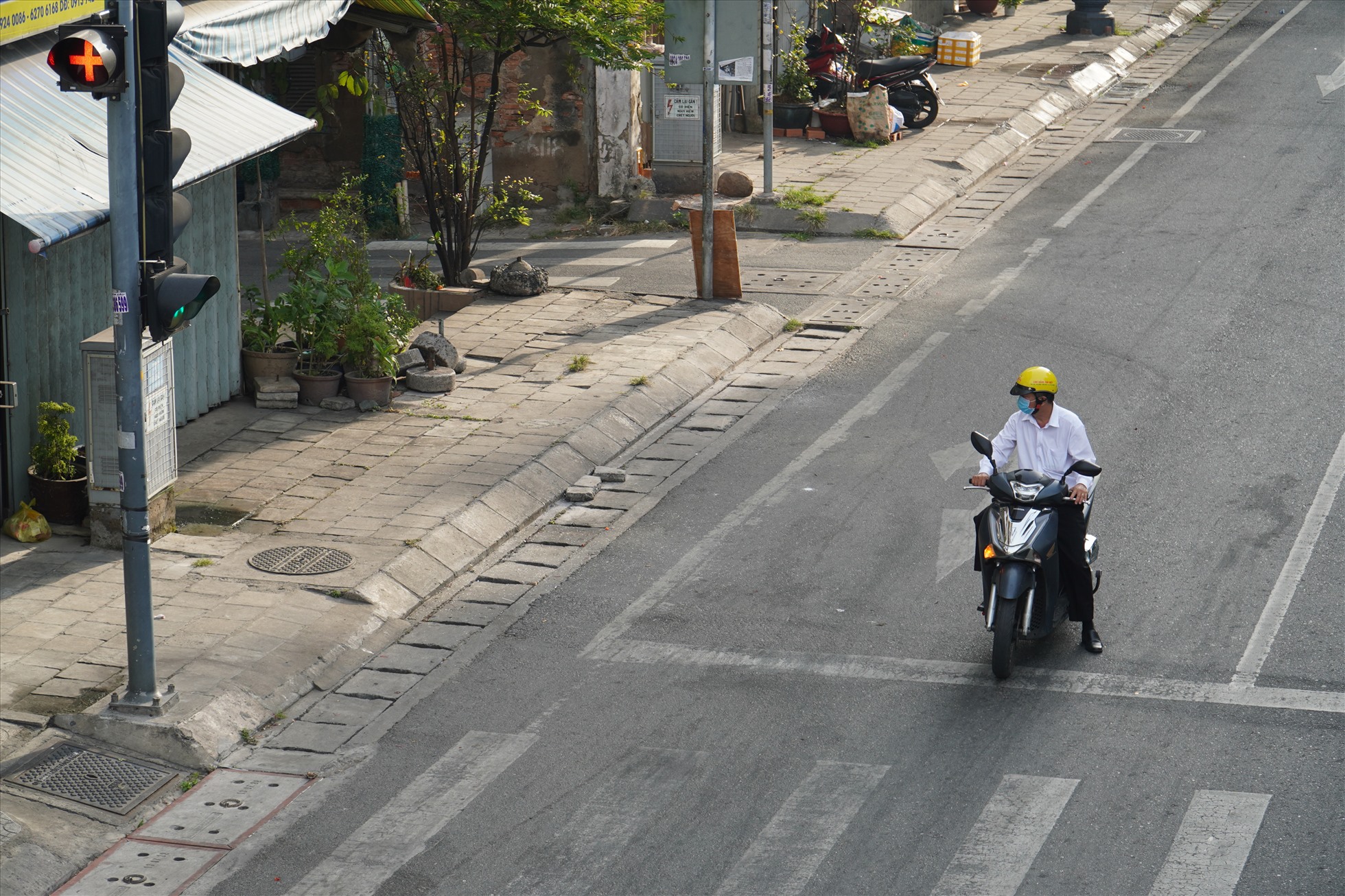 Một góc đường Võ Văn Kiệt (Quận 10) chỉ có một người dừng chờ đèn đỏ.