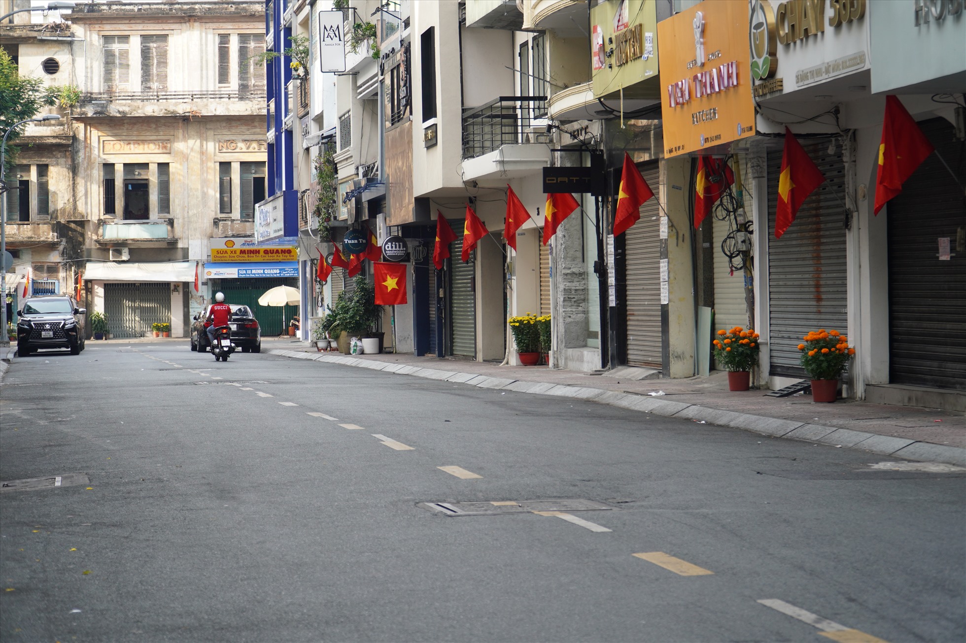 Một góc phố tràn ngập hoa và cờ tại đường Đặng Thị Nhu (Quận 1).