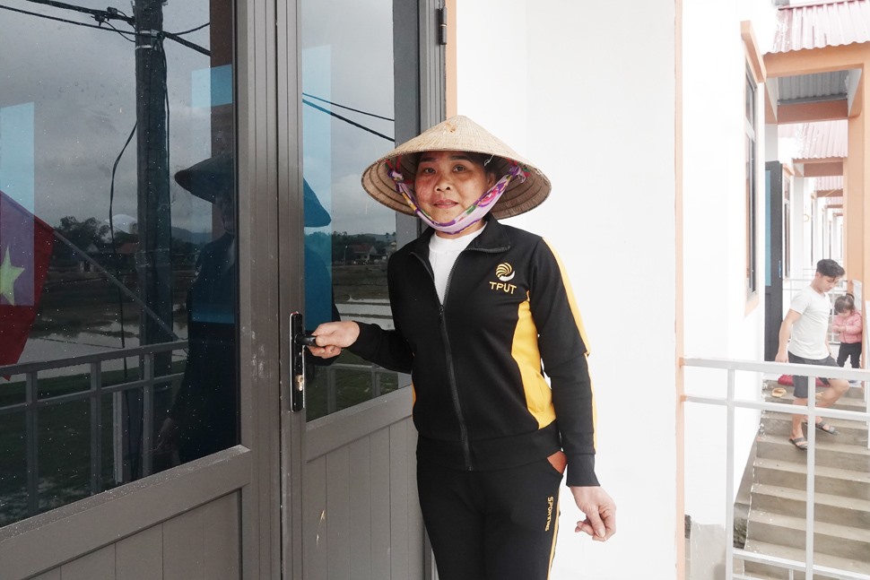 Chị Nguyễn Thị Tịnh là mẹ đơn thân vui mừng bên ngôi nhà mới. Ảnh: Trần Tuấn.
