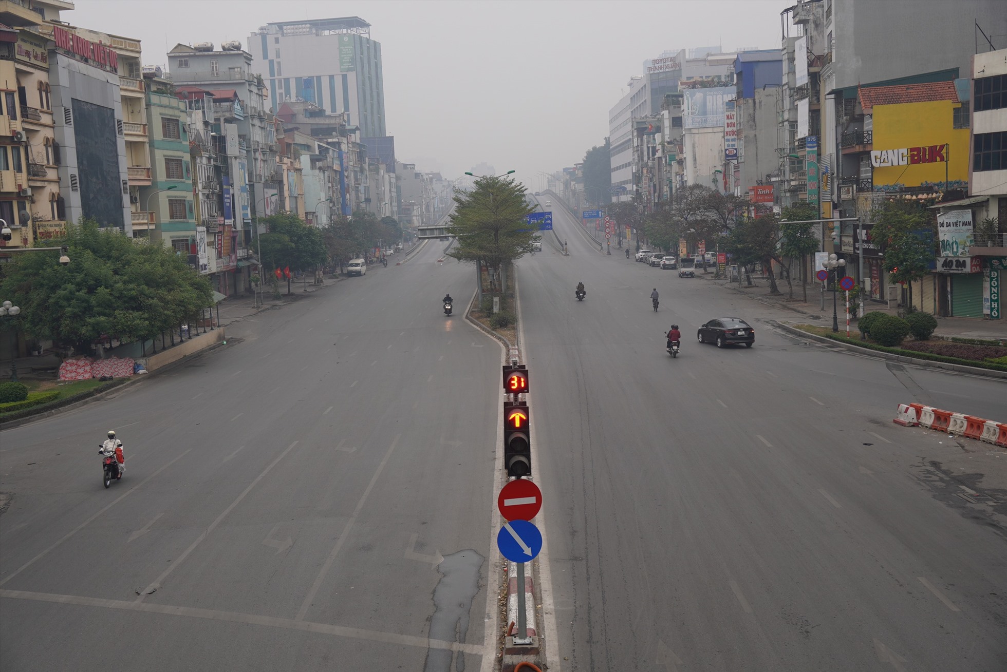 Đường Trường Chinh - Ngã Tư Sở không còn cảnh tắc đường chật cứng vào đầu giờ sáng. Ảnh: Hữu Chánh