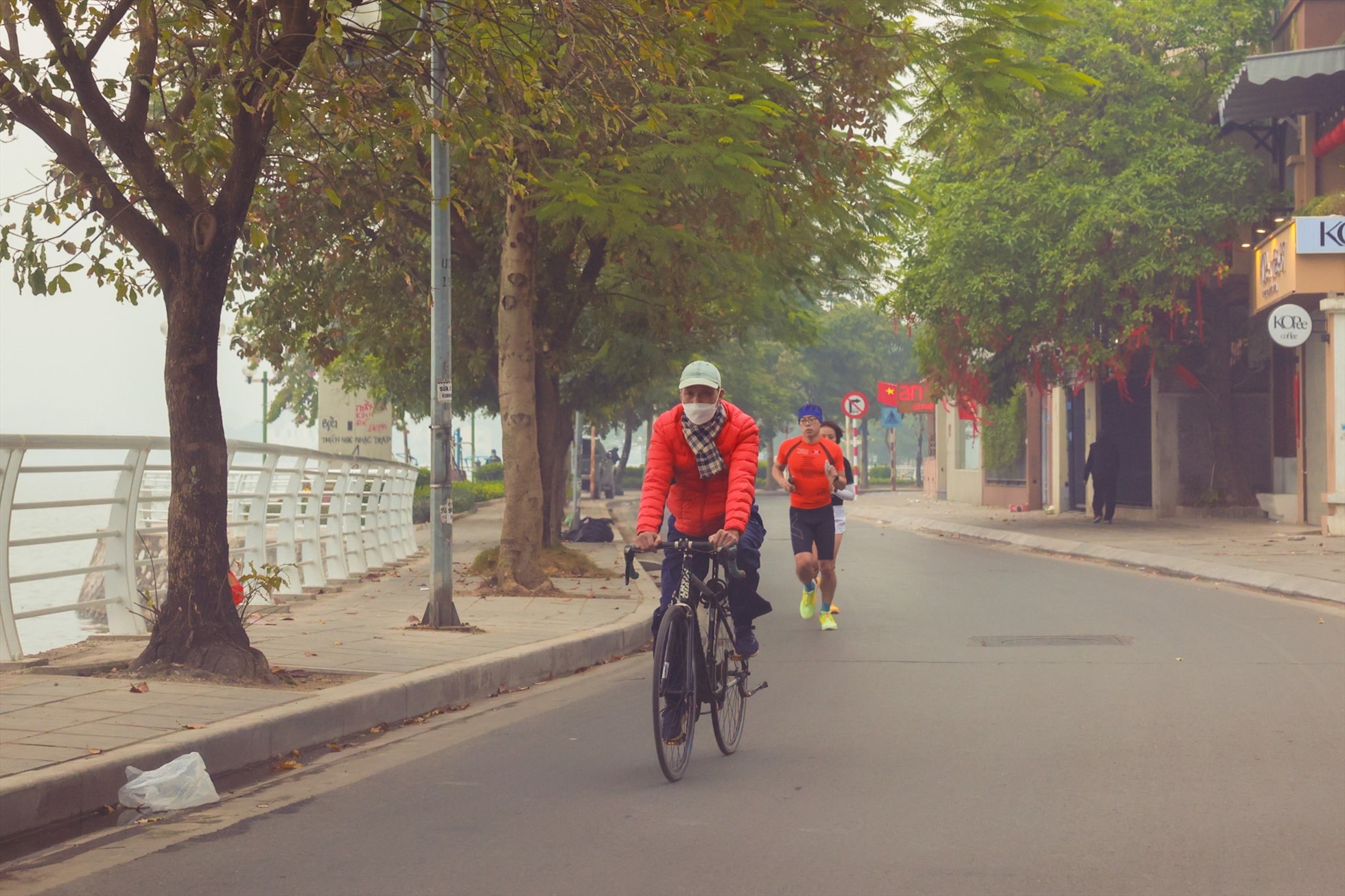 Một số người khác chọn cách đạp xe để du xuân, ngắm phố phường. Ảnh: Hải Nguyễn