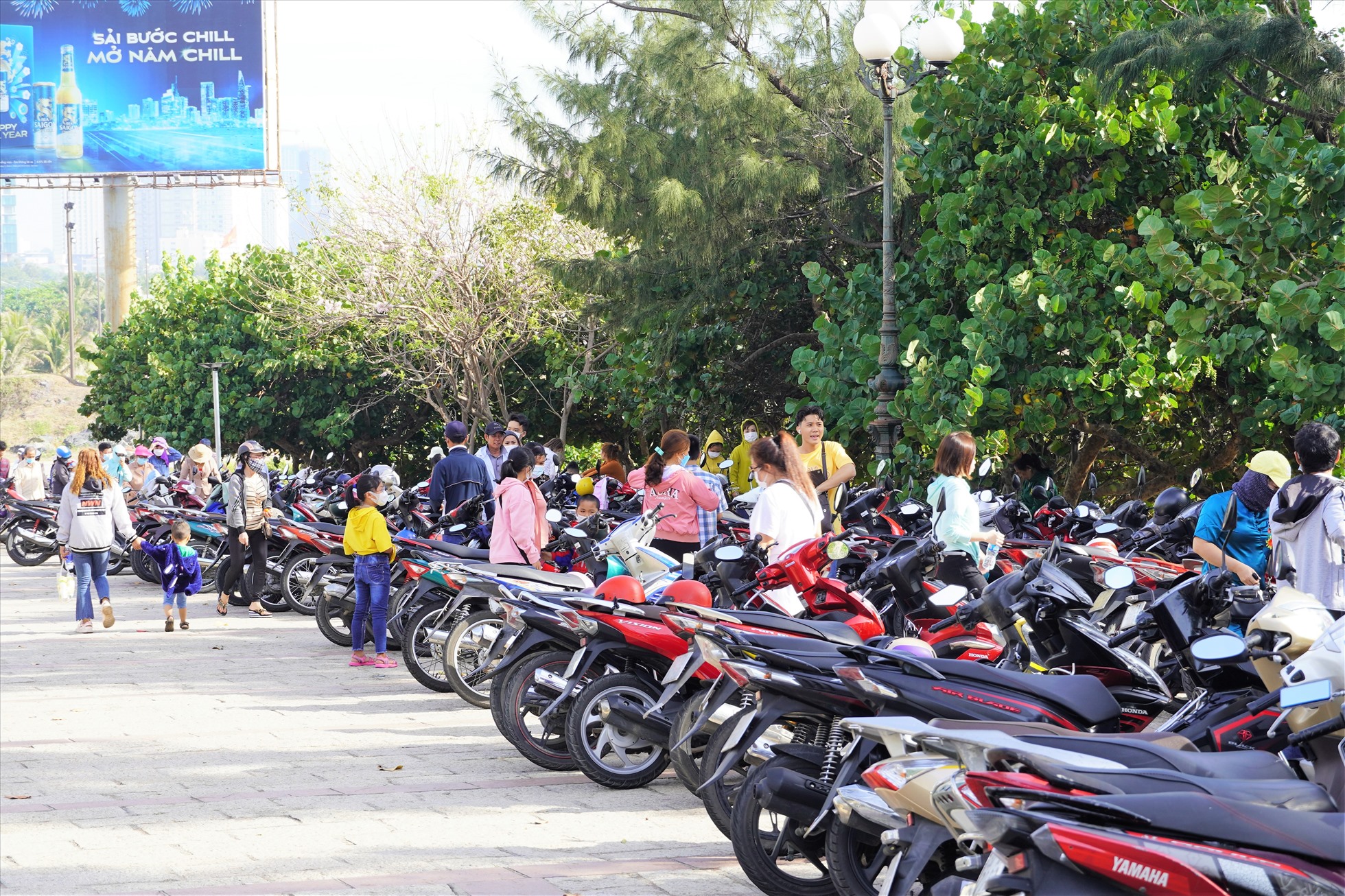 Thu phí đến 10.000 đồng/1 xe máy trong dịp Tết nhưng bãi xe vẫn đông đúc, nhộn nhịp người vào ra. Ảnh: Thành An