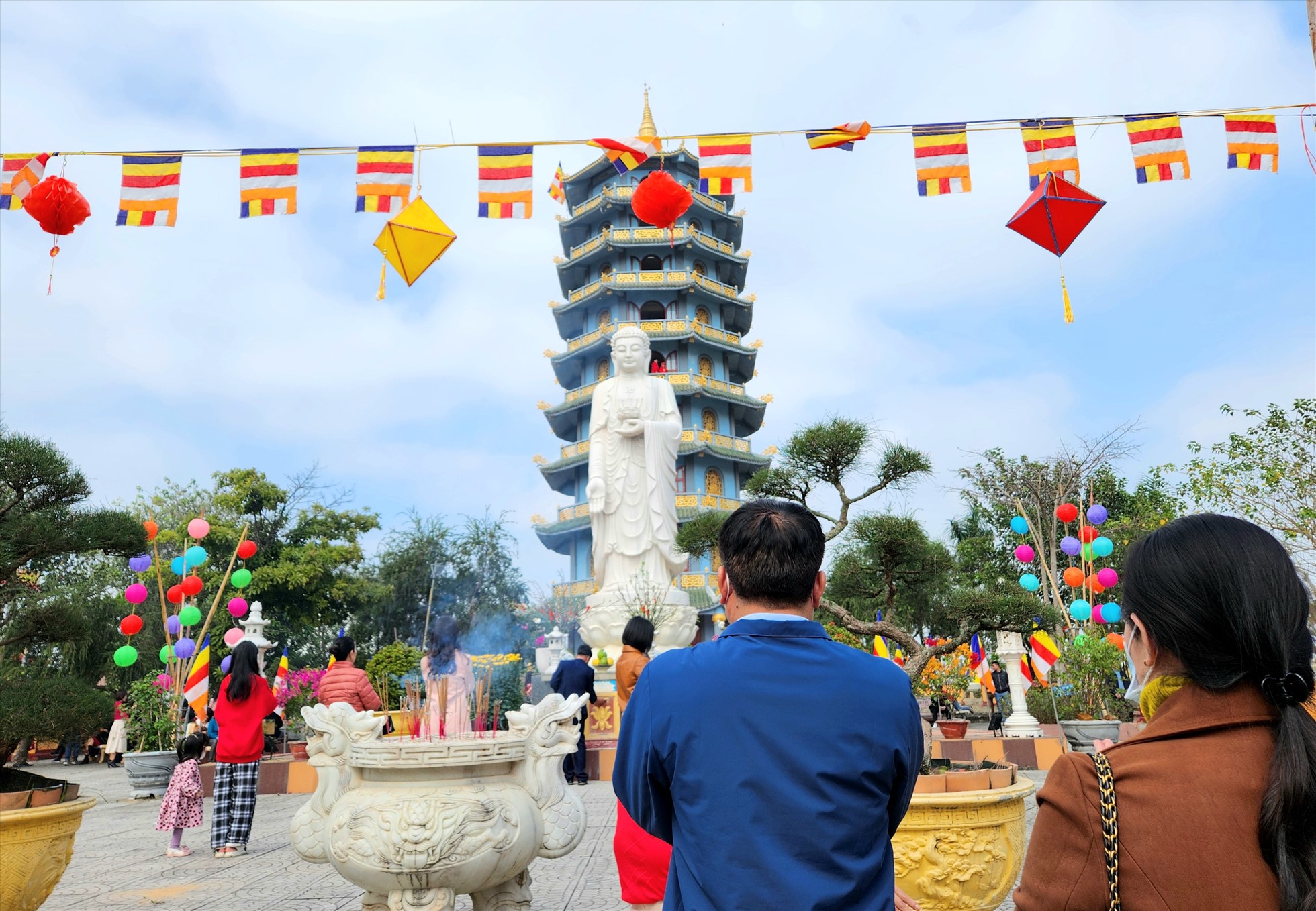 Tượng Phật A Di Đà cao 9m và tòa tháp cao 13 tầng trong khuôn viên chùa Đại Giác. Ảnh: LPL