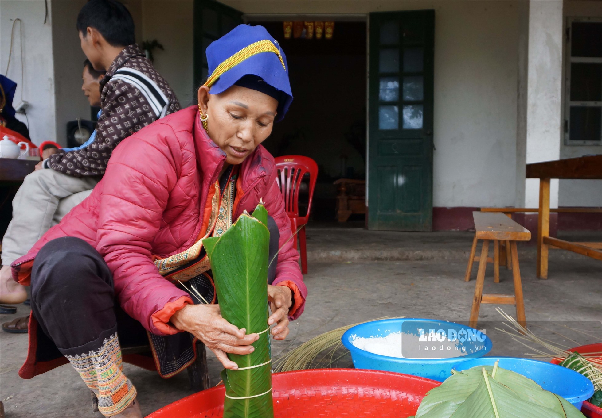 Trước khi Tết nhà lớn diễn ra gia đình trưởng họ phải gói bánh chưng tròn để hôm sau vớt bánh. Ảnh: Đoàn Hưng