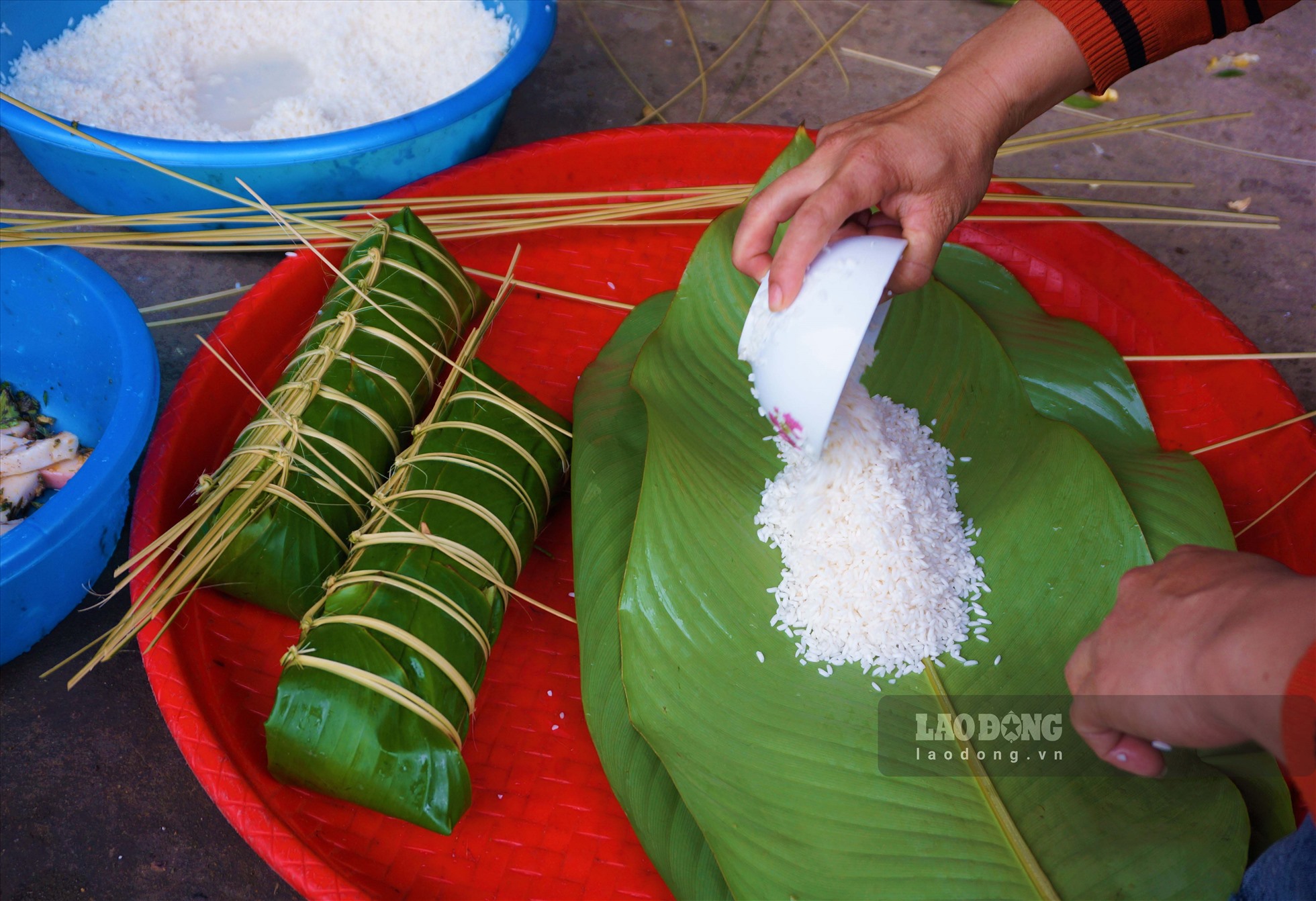 Trước khi Tết nhà lớn diễn ra gia đình trưởng họ phải gói bánh chưng tròn để hôm sau vớt bánh. Ảnh: Đoàn Hưng