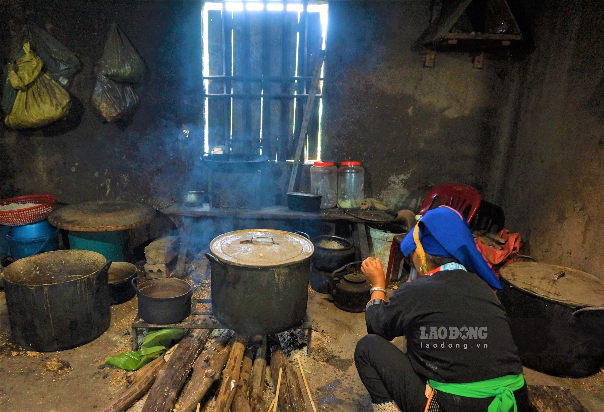 Trước khi Tết nhà lớn diễn ra gia đình trưởng họ phải gói bánh chưng tròn để hôm sau vớt bánh. Ảnh: Đoàn Hưng