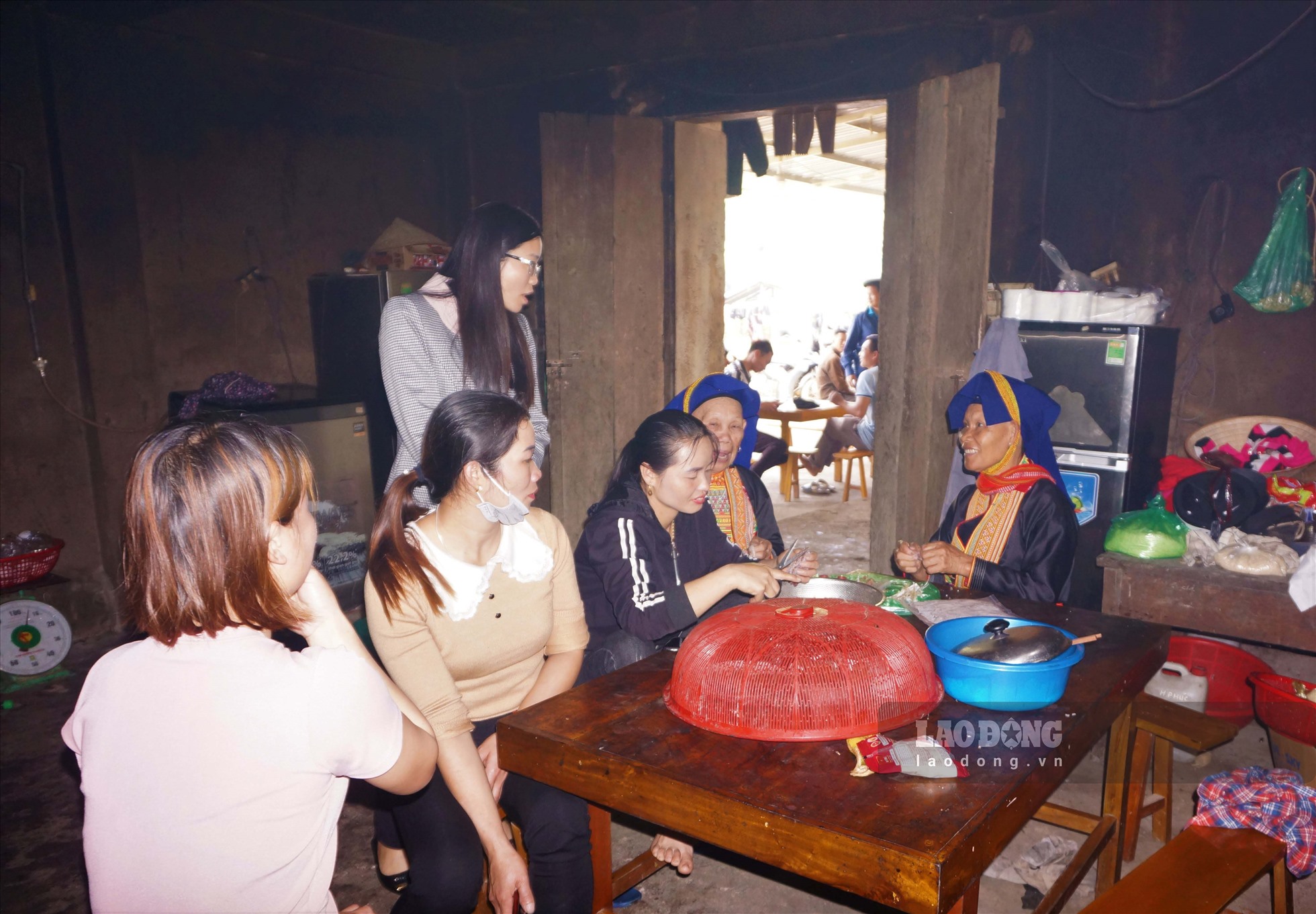 Sáng sớm ngày diễn ra Tết nhà lớn các gia đình trong họ đến tổ chức nấu ăn, chuẩn bị cỗ cúng