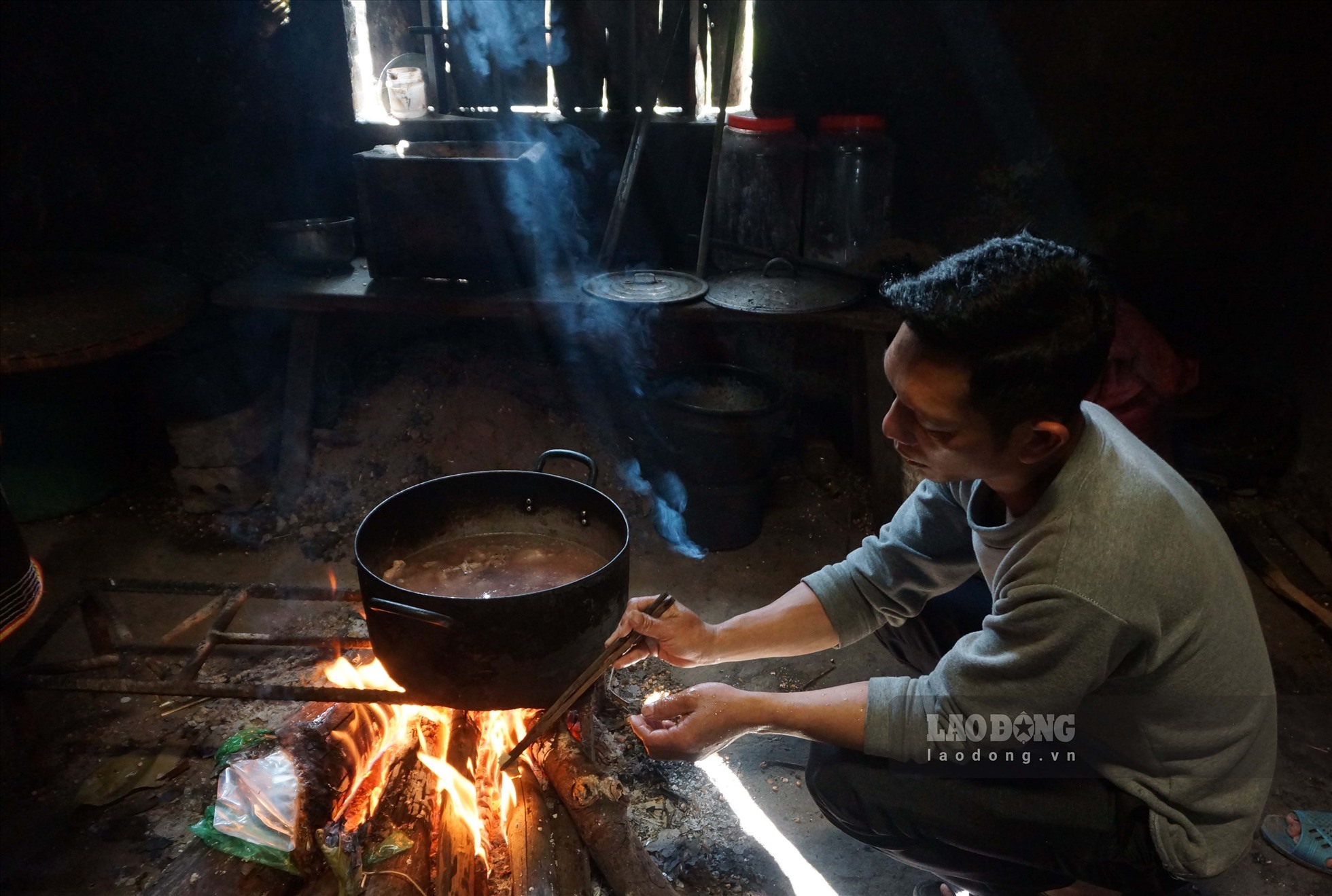 Trong lễ cúng tổ tiên, người Dao không dùng hương mà dùng vỏ cây hương lấy từ trong rừng về phơi khô, khi làm lễ thì châm lửa từ bếp sau đó đặt  vào một cái bát trên bàn thờ. Ảnh: Đoàn Hưng