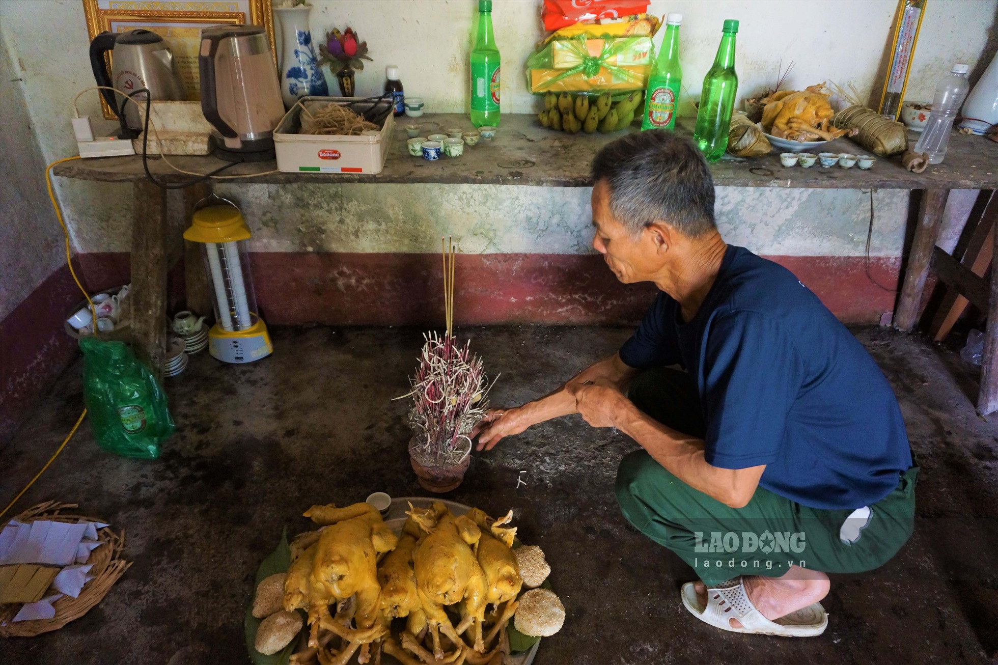 Mâm cỗ cúng của đồng bào dân tộc người Dao rất đơn giản gồm: gà luộc và bánh chưng, nếu không có bánh chưng có thể thay bằng cơm trắng. Ảnh: Đoàn Hưng