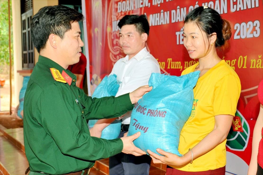 Binh đoàn 15 tặng gạo cho công nhân lao động. Ảnh Thanh Tuấn