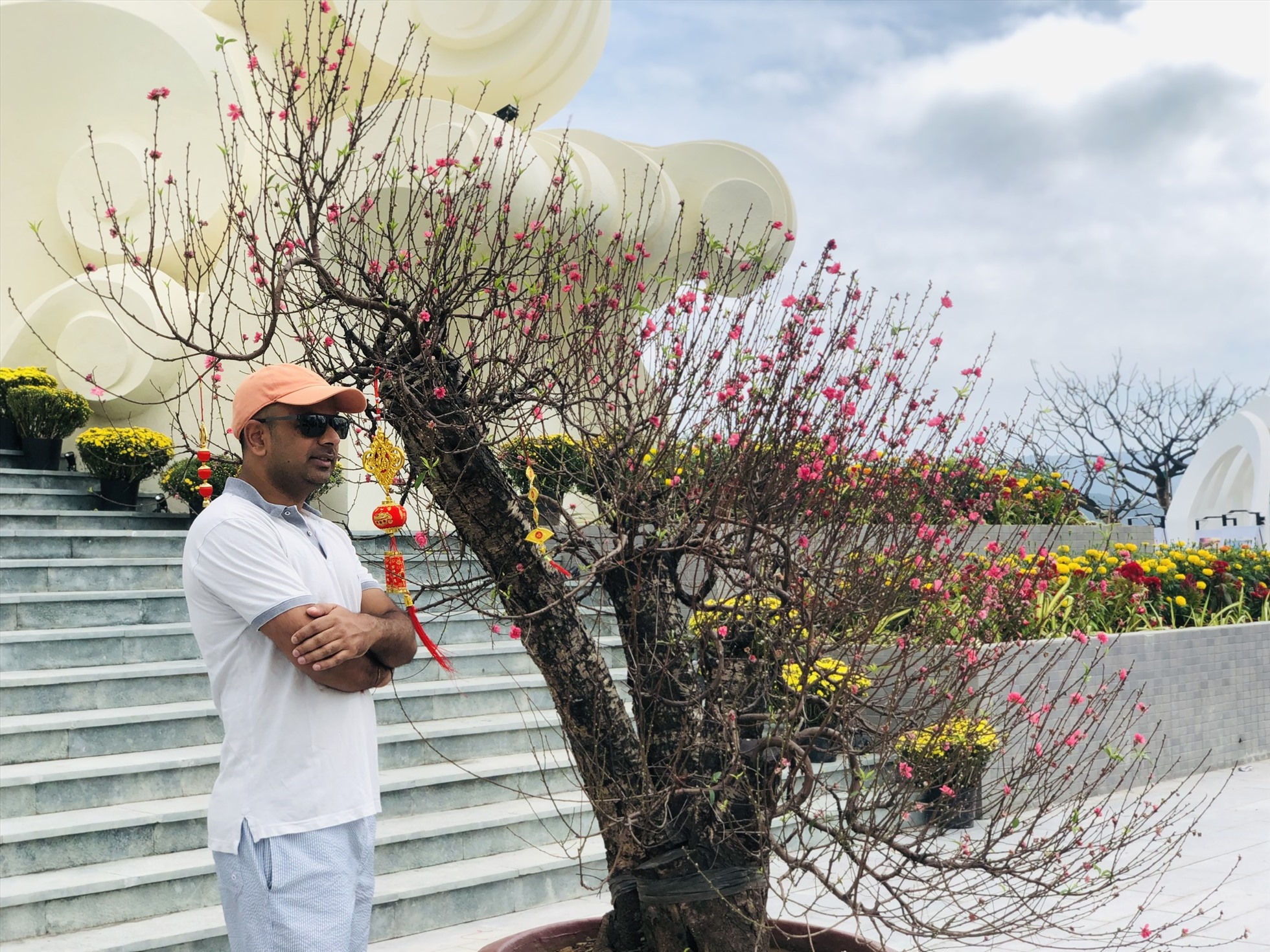 Nhiều du khách nước ngoài cũng tranh thủ lưu lại những tấm hình đẹp bên hoa đào-Một trong những loài hoa đặc trưng của năm mới Tết cổ truyền Việt Nam để khoe lên mạng xã hội.
